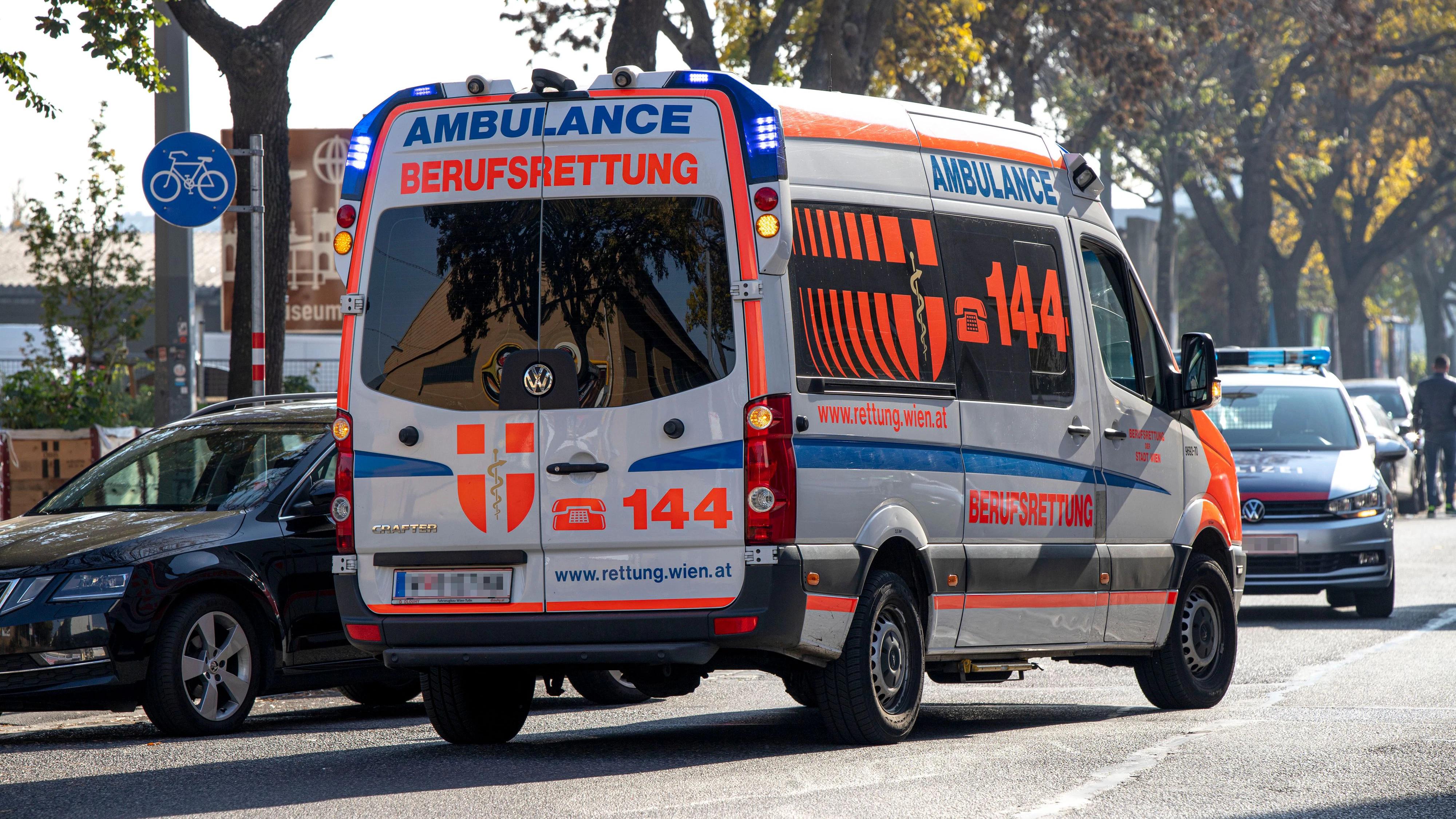 Der Verletzte wurde von der Wiener Berufsrettung in ein Krankenhaus transportiert. Symbolbild. 