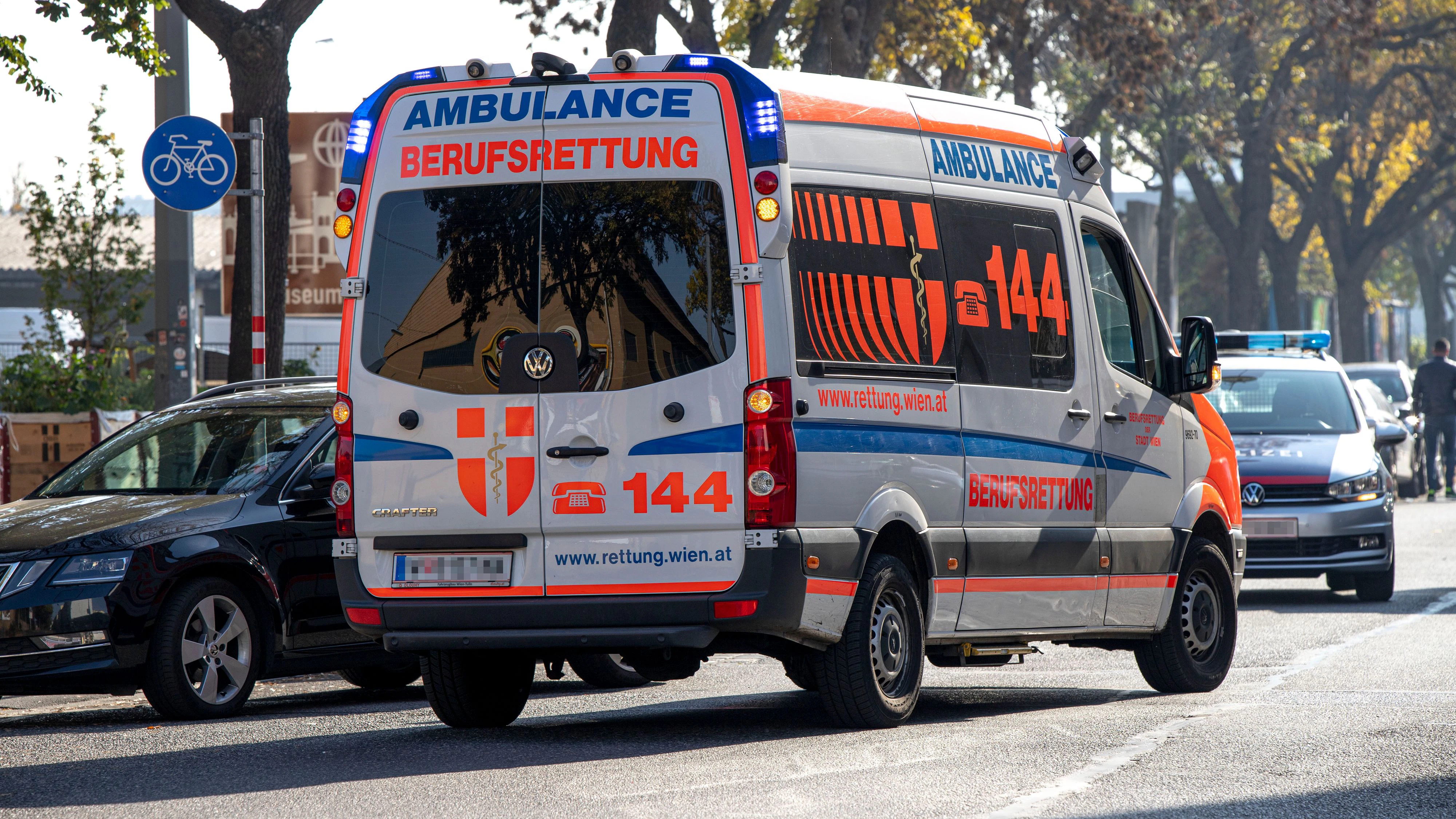 Der Verletzte wurde von der Wiener Berufsrettung in ein Krankenhaus transportiert. Symbolbild. 