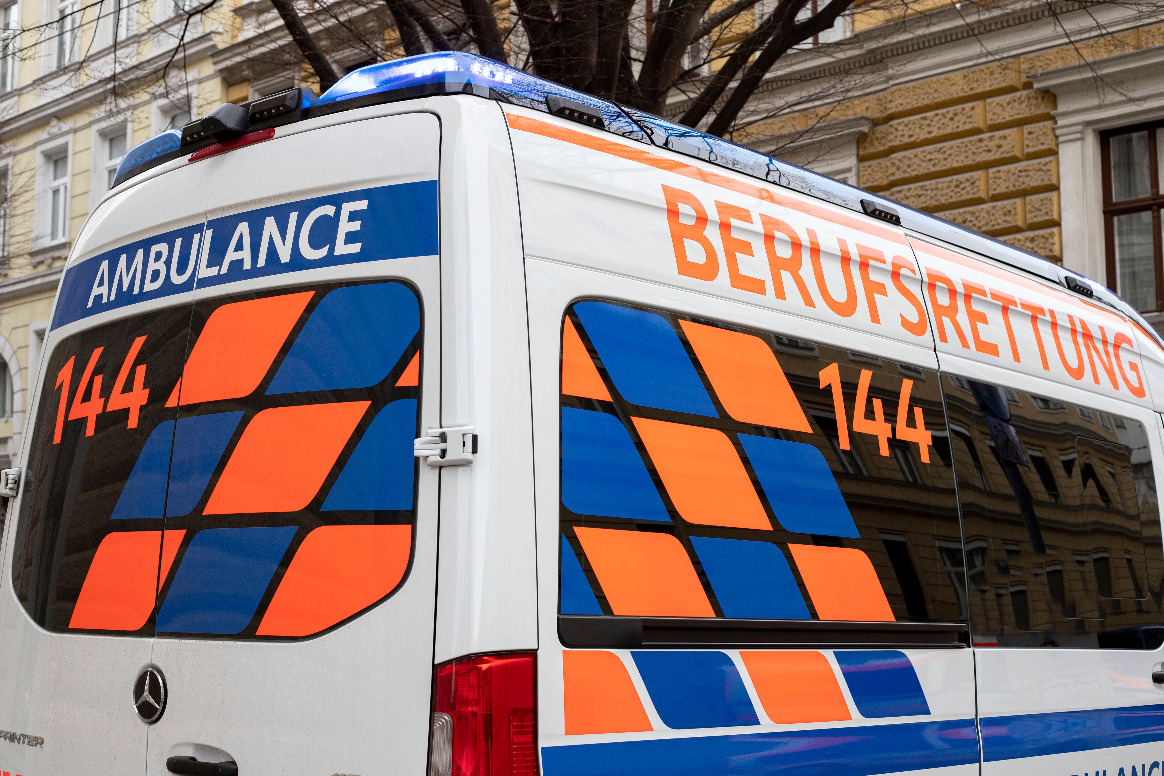 Der schwer verletzte 28-Jährige wurde notfallmedizinisch versorgt und anschließend in ein Spital gebracht.