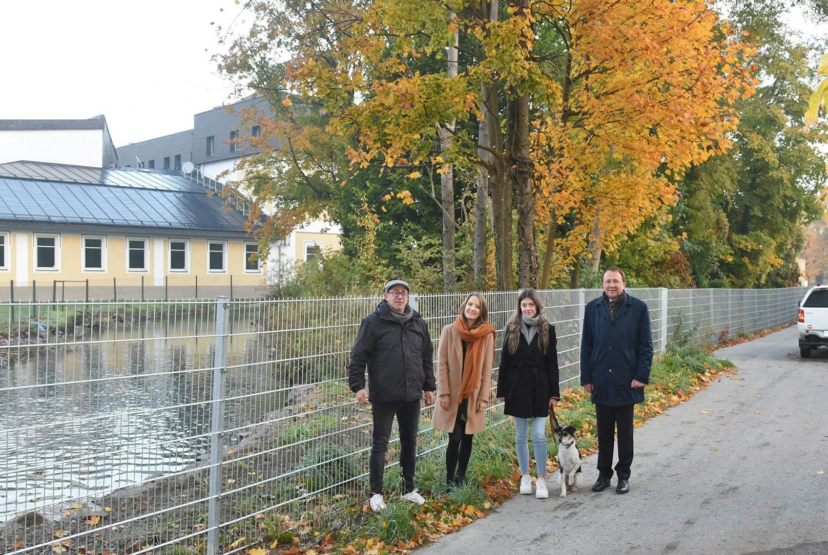 Stadtgärtner Robert Wotapek, Carina Wenda von der Stadtplanung, Bürgermeister Matthias Stadler und Michelle Bachel mit Maggy besichtigten das Areal nahe dem Mühlbach.