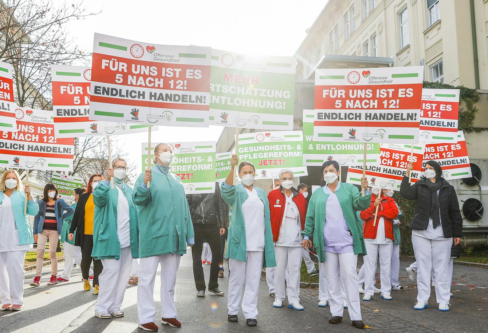 Bedienstete des LKH Graz während der landesweiten Protestaktion der Offensive Gesundheit "5 vor 12" 