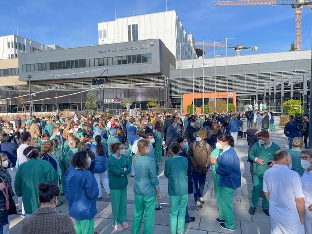 Spitalsmitarbeiter protestieren in St. Pölten.