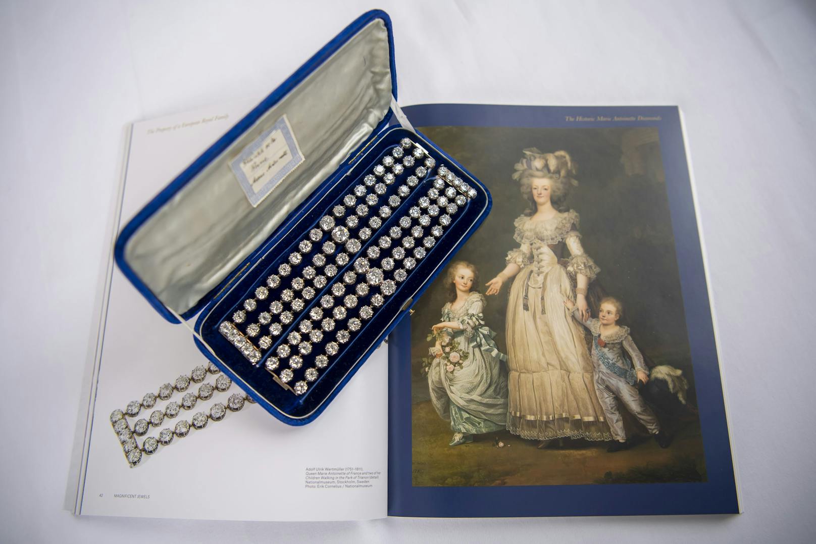 Nach Angaben von Christie's hatte Marie-Antoinette die beiden<a href="https://www.heute.at/s/hier-tragt-wayne-rooneys-frau-millionen-spazieren-26703664">&nbsp;Diamant-Armbänder </a>im Jahr 1776 bei einem Pariser Juwelier in Auftrag gegeben.