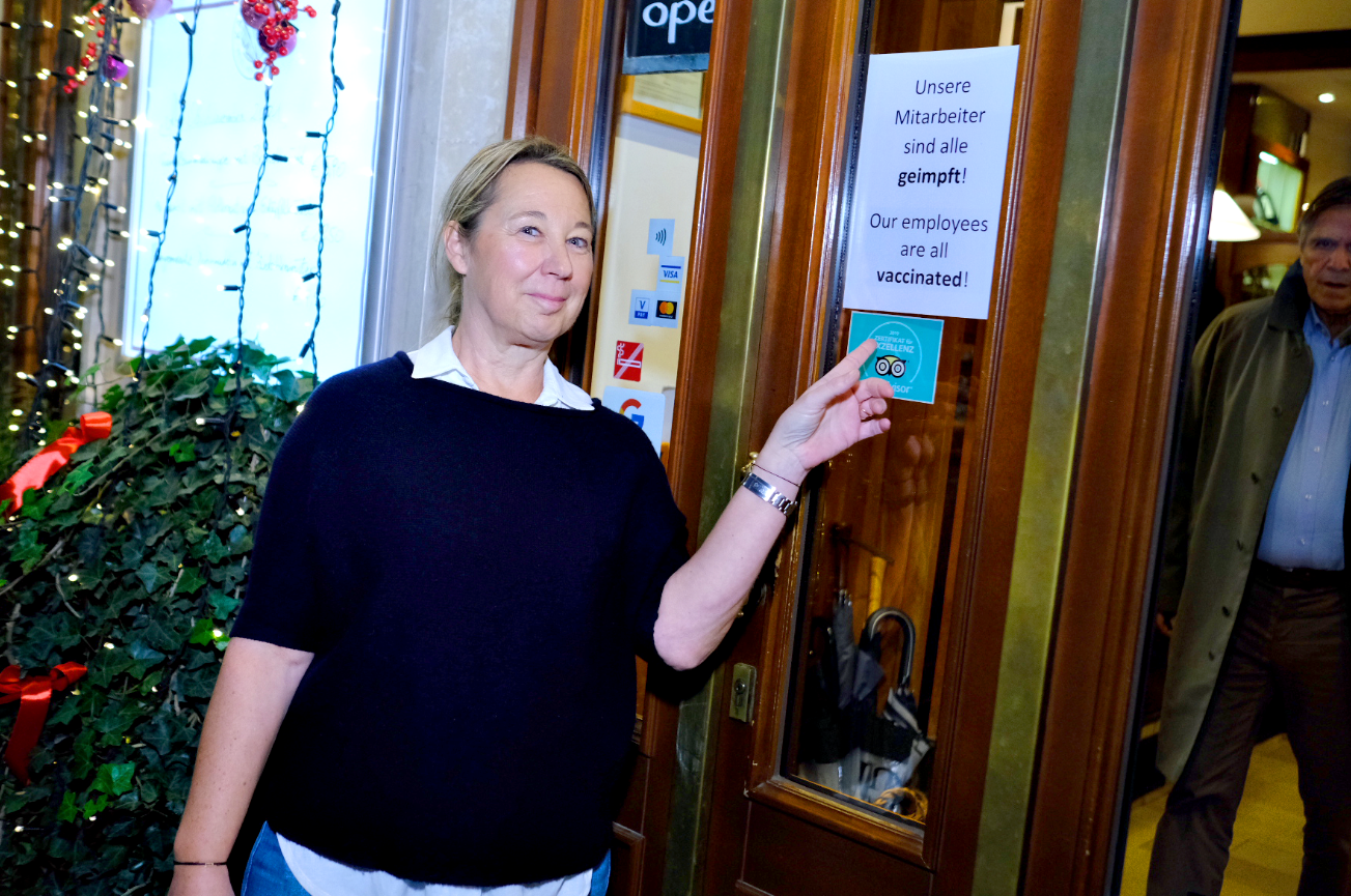 Sylvia Eccli beschäftigt in ihrem Lokal Kanzleramt in der Wiener Innenstadt nur „G’spritzte“. Dieser Zettel weist die Gäste darauf hin. 