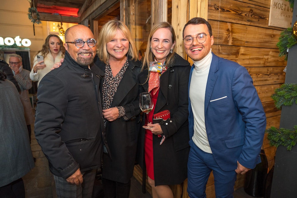 Luigo Barbaro sen. & jun. mit Eva Radinger und Maria Großbauer beim großen VIP Opening&nbsp;des Moët & Chandon Winter Chalet&nbsp;