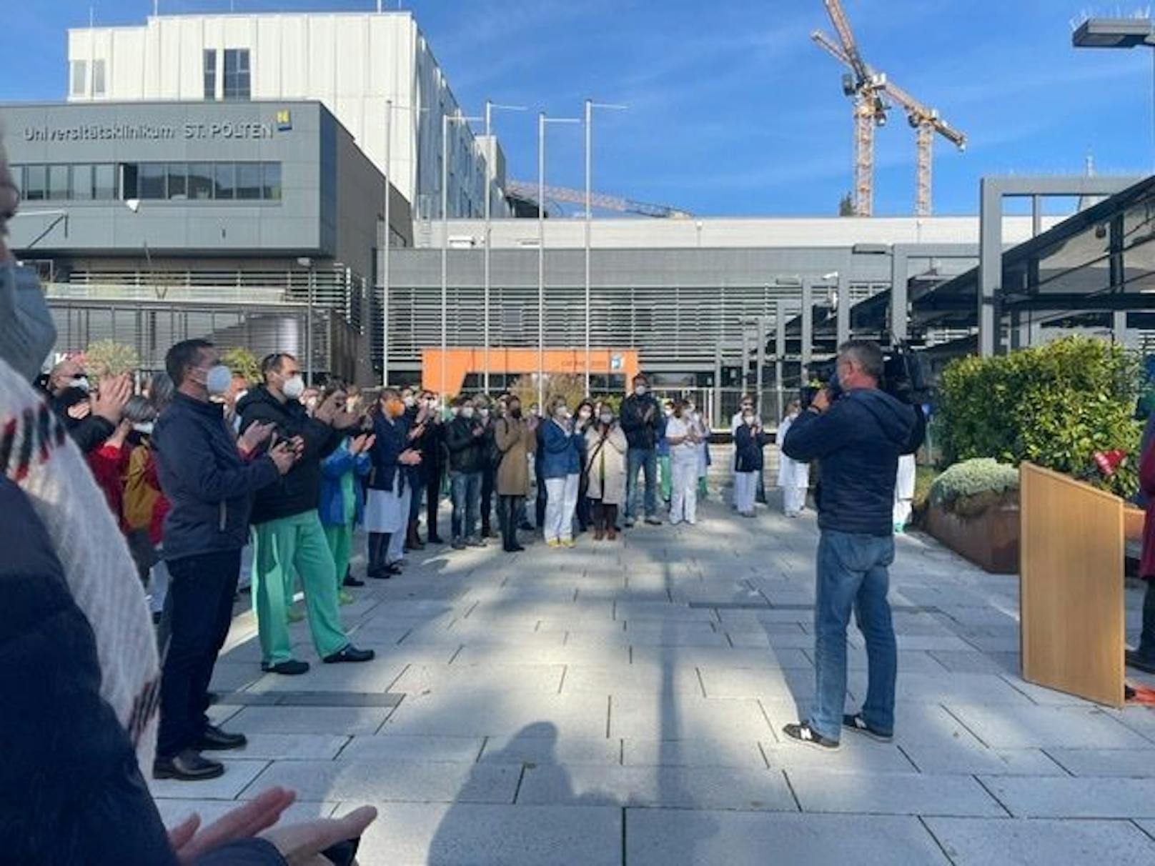 Spitalsmitarbeiter protestieren in St. Pölten.