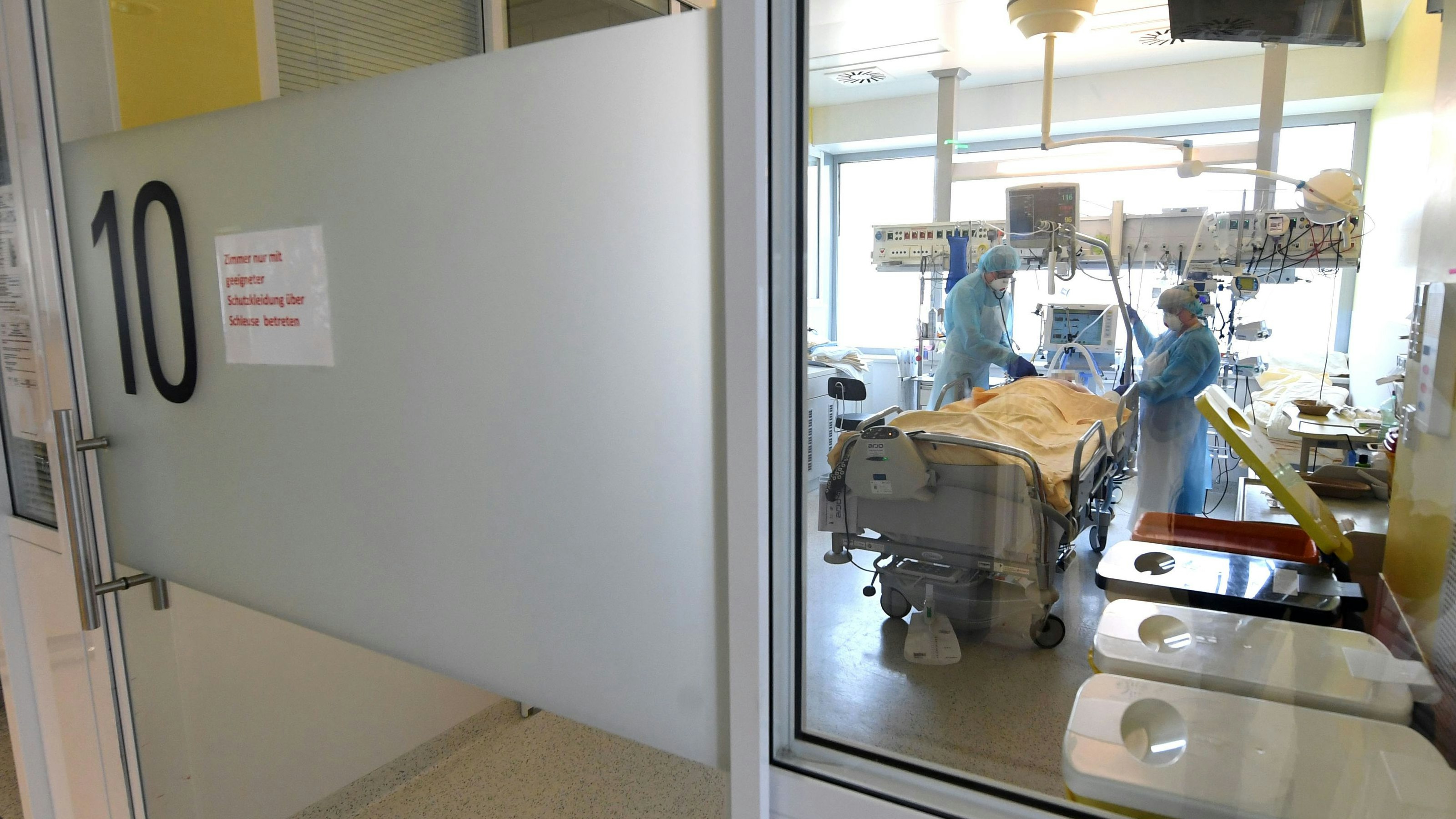 Blick in eine Corona-Intensivstation in Tulln: Die Zahl der Infiziert explodiert in der vierten Welle.