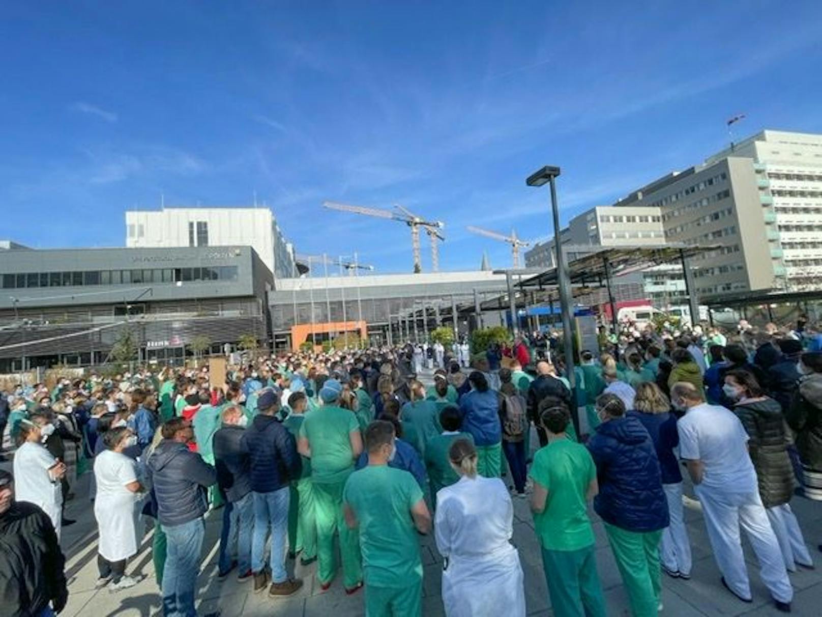 Spitalsmitarbeiter protestieren in St. Pölten.