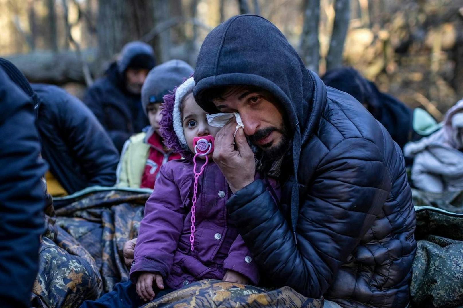 Mitglieder einer kurdischen Familie aus dem Irak, die schon 20 Tage im Wald verbracht haben. Das jüngste ihrer Kinder ist erst fünf Monate alt.
