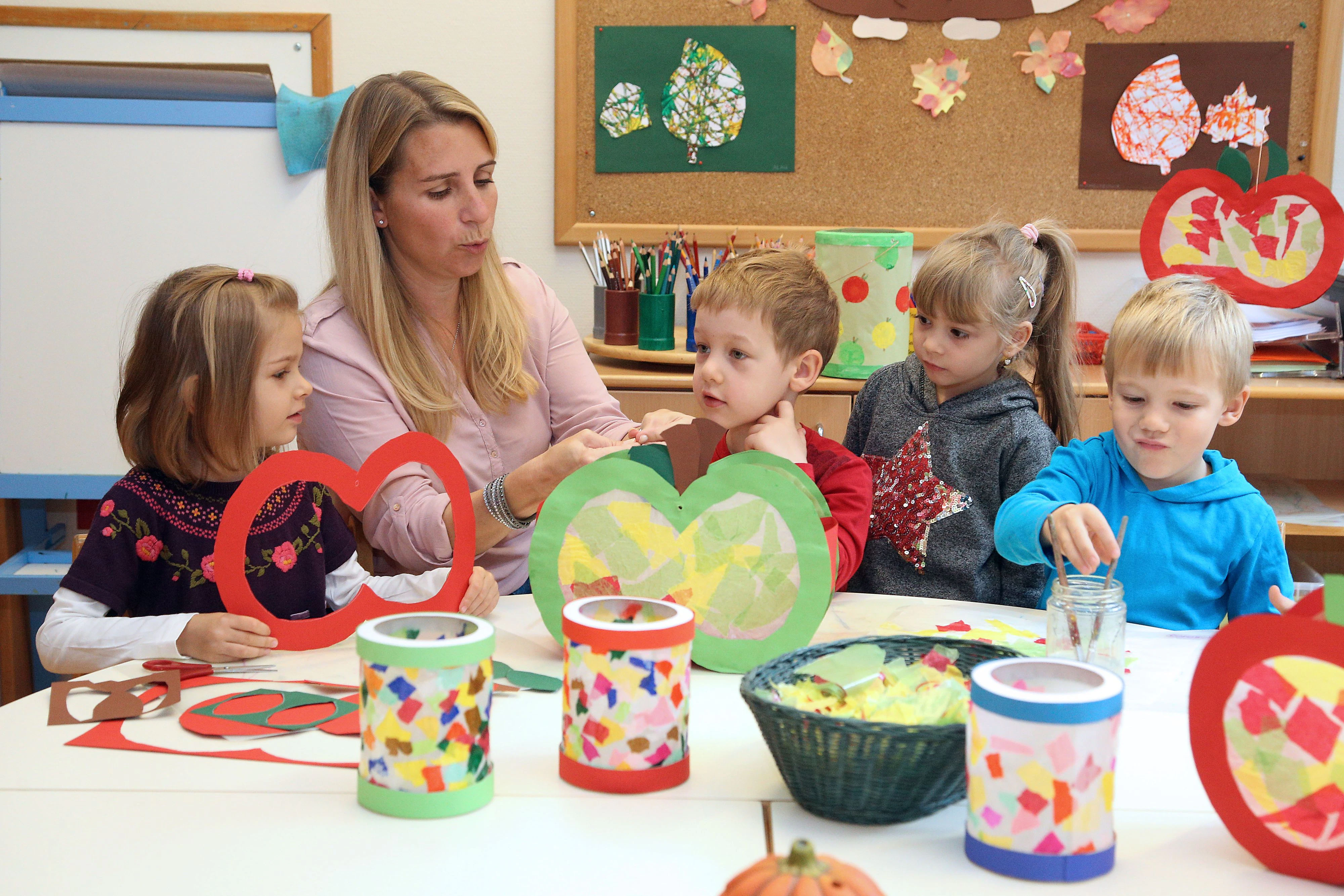 In den vergangenen Wochen wurde in Wiens Kindergärten fleißig gebastelt. Auch im Kinder des Kindergarten Degengasse beim Laternen basteln fürs Martinsfest.