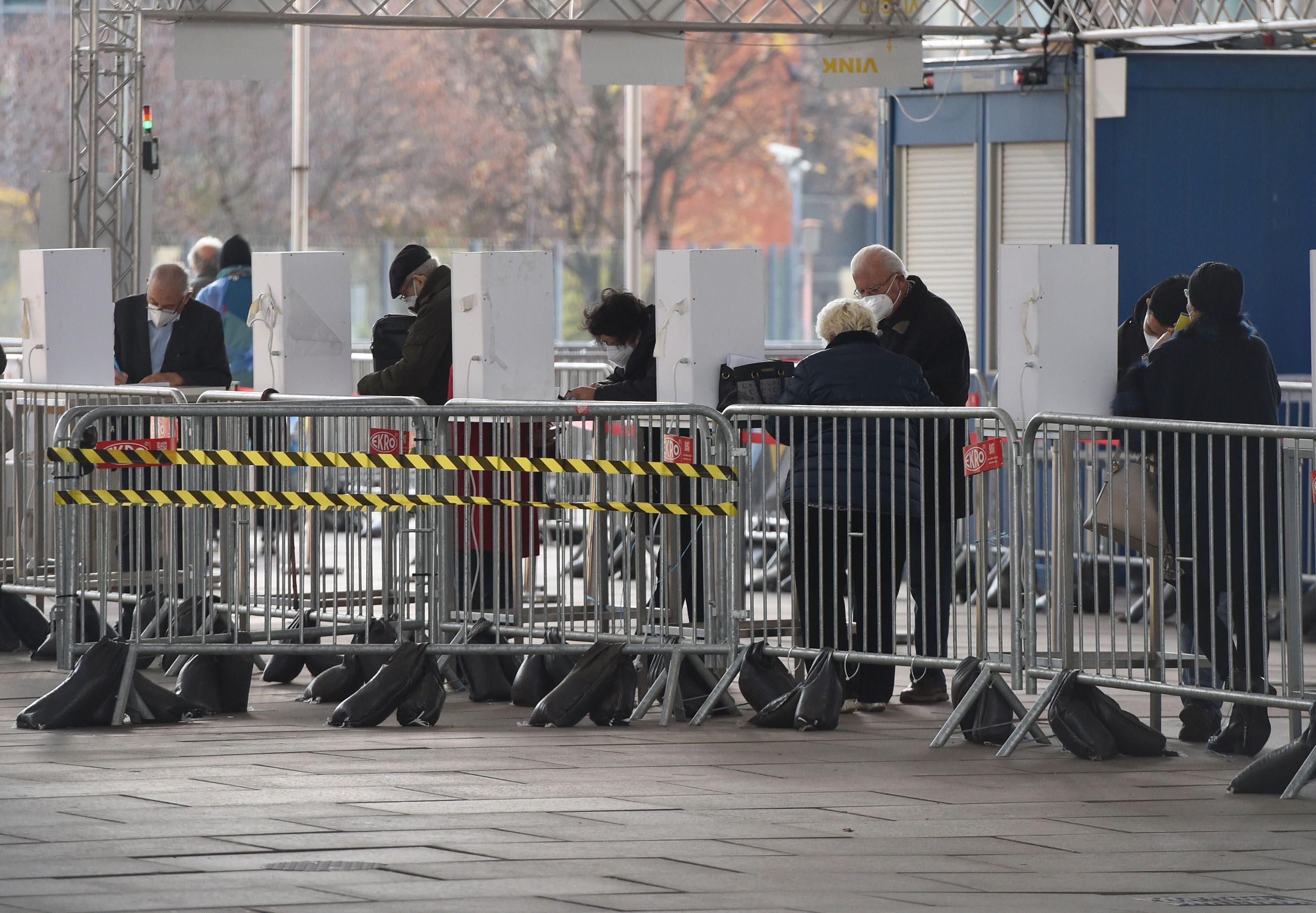 Schlange stehen bei der Impfstraße in Wien.