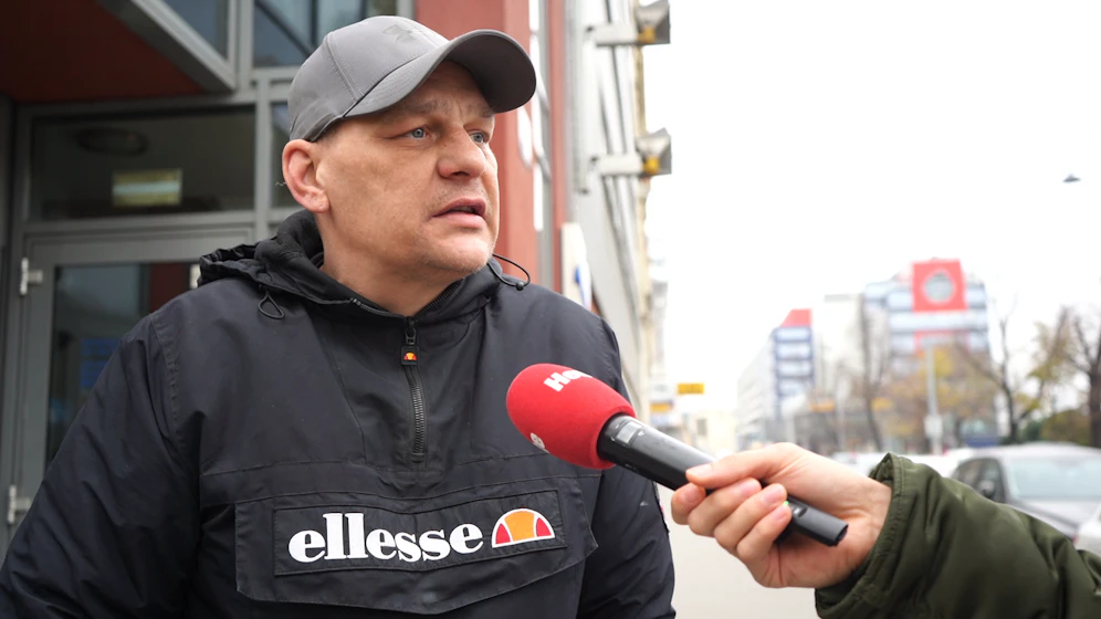 Harald (43) kritisiert die 3G-Pflicht am AMS.