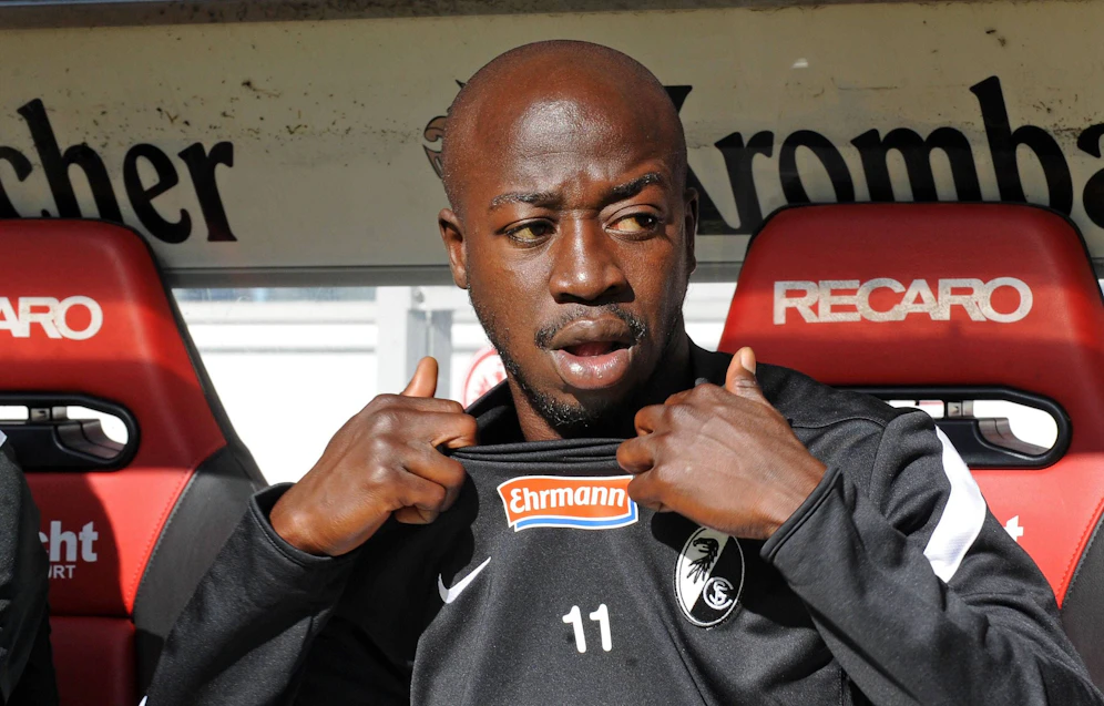 Freiburg-Stürmer Garra Dembele erhebt schwere Vorwürfe gegen den SC Freiburg. 