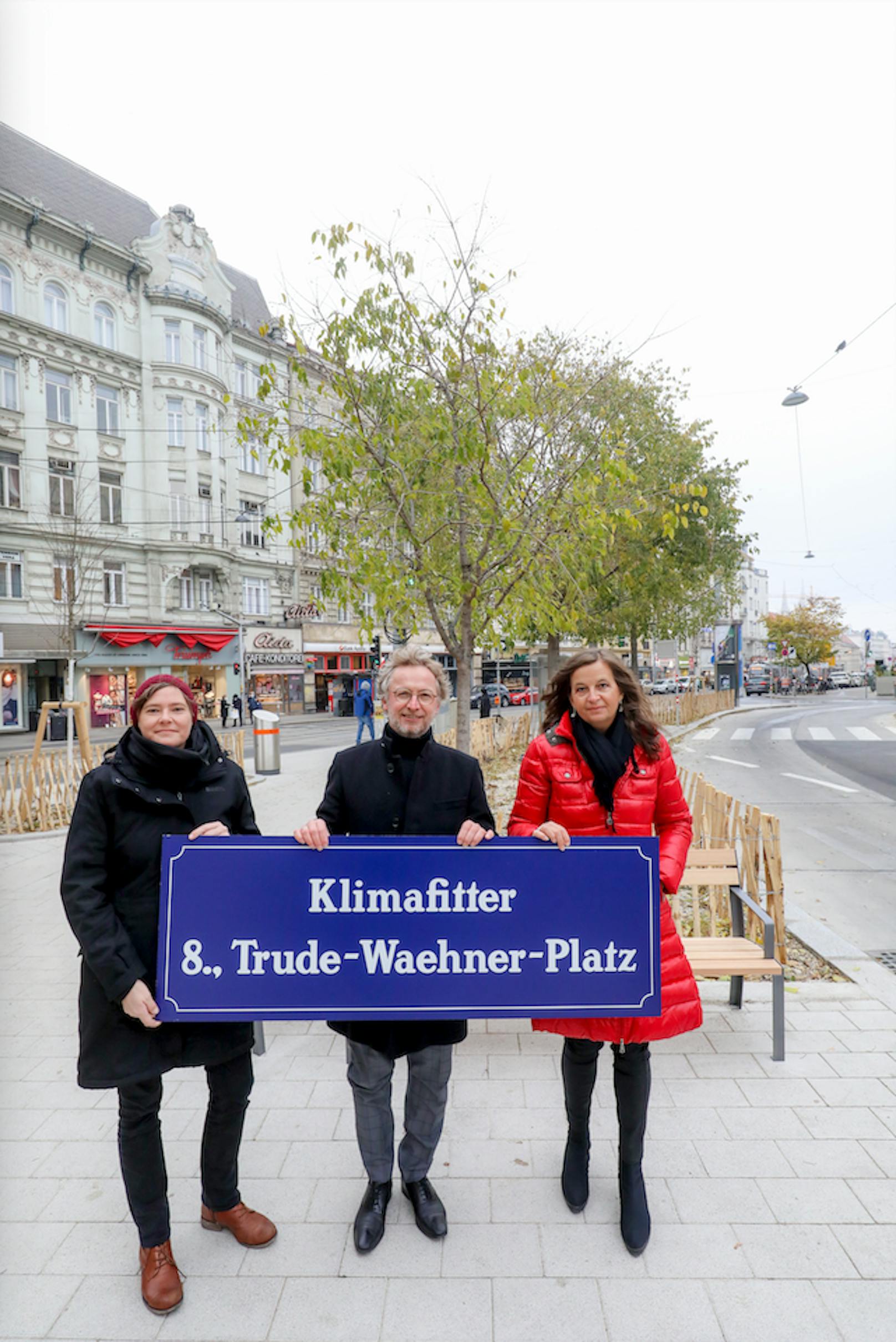 Aus dem Platz zum Einsteigen ist nun ein "prachtvolles Eingangstor in die Josefstadt" geworden, sind sich (v.l.n.r.) SP-Gemeinderätin Stefanie Vasold, Bezirkschef Martin Fabisch (G) und Stadträtin Ulli Sima (SPÖ) einig.