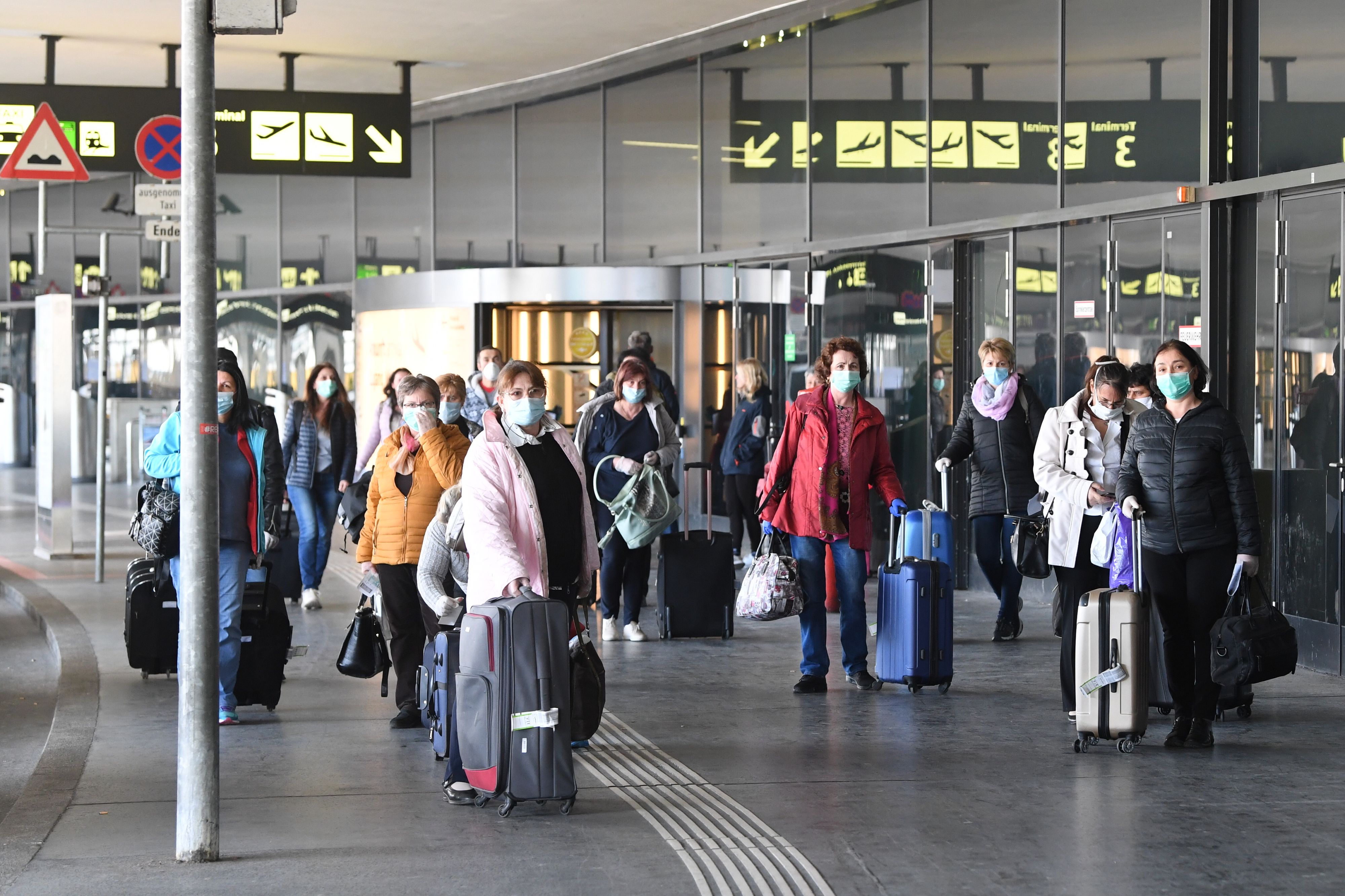 Reisende am Airport Schwechat: Für Ungeimpfte wird es schwieriger.