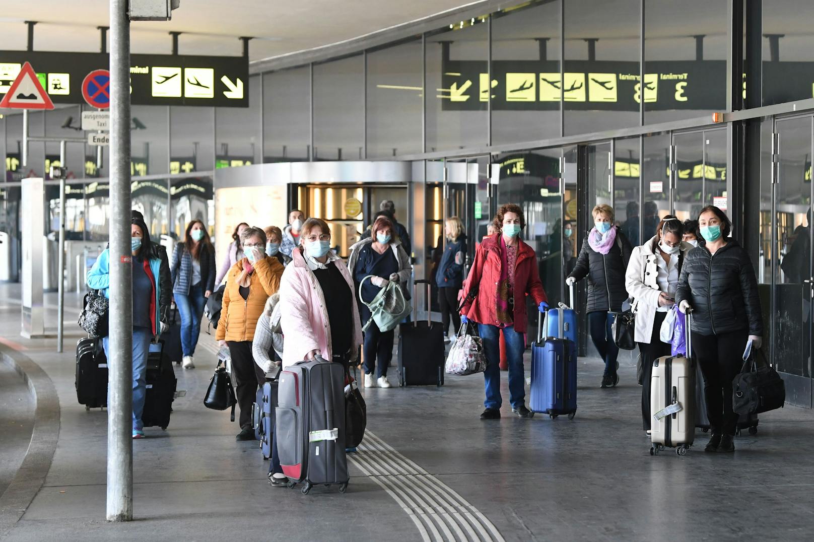 Reisende am Airport Schwechat: Für Ungeimpfte wird es schwieriger.