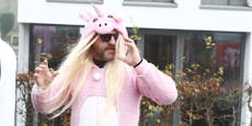 Köln-Coach feiert Karneval als rosa Plüsch-Einhorn