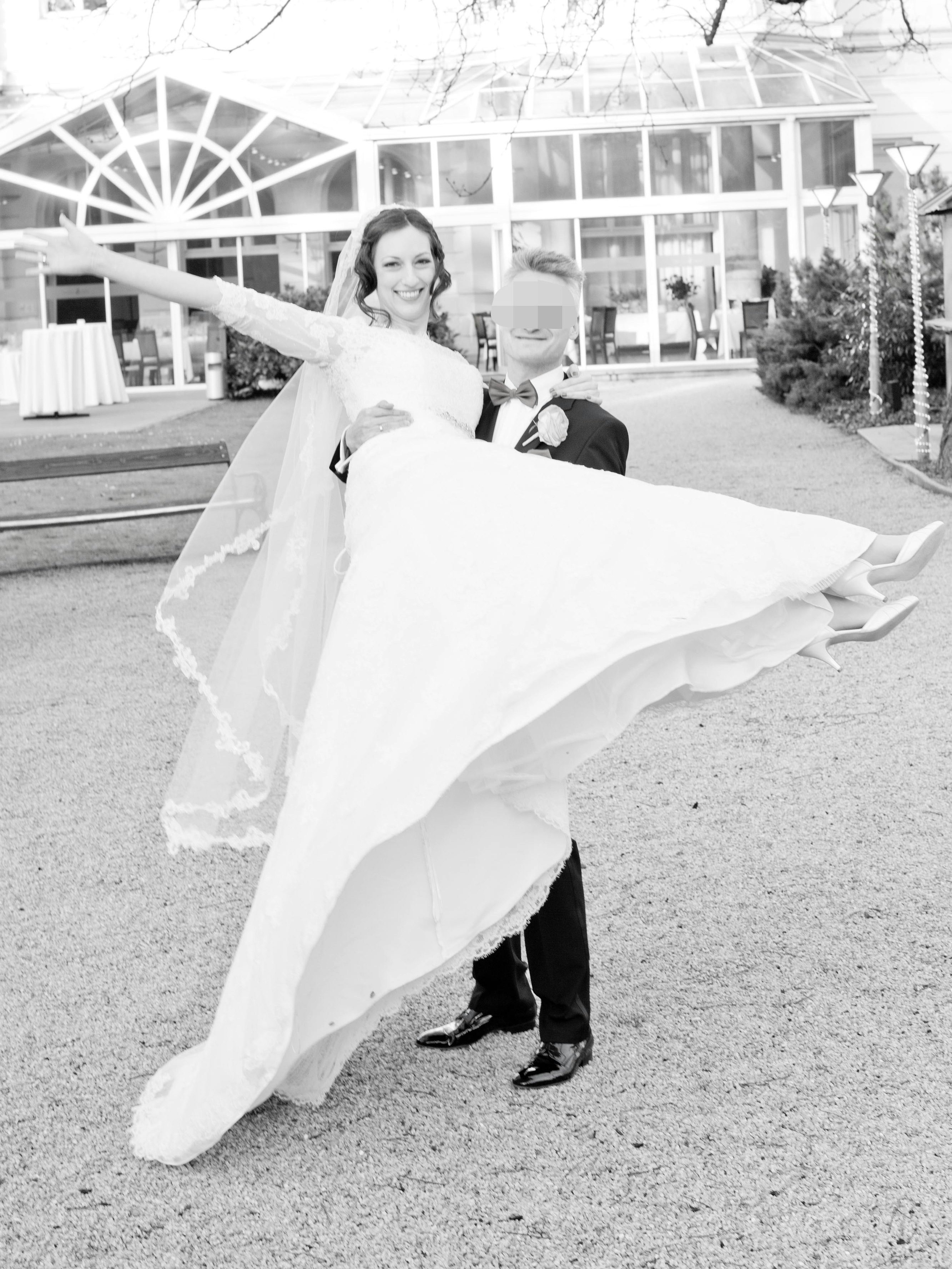 Sandra und ihr Ehemann bei der Hochzeit.