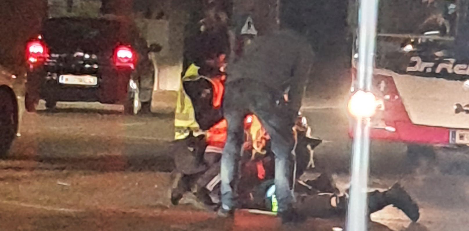 Bild 23: Wiener Polizei regelt Kreuzung, dann läuft Dieb vorbei – <a href="https://www.heute.at/s/polizei-regelt-kreuzung-dann-laeuft-ladendieb-vorbei-100173221">Weiterlesen &gt;&gt;&gt;</a>