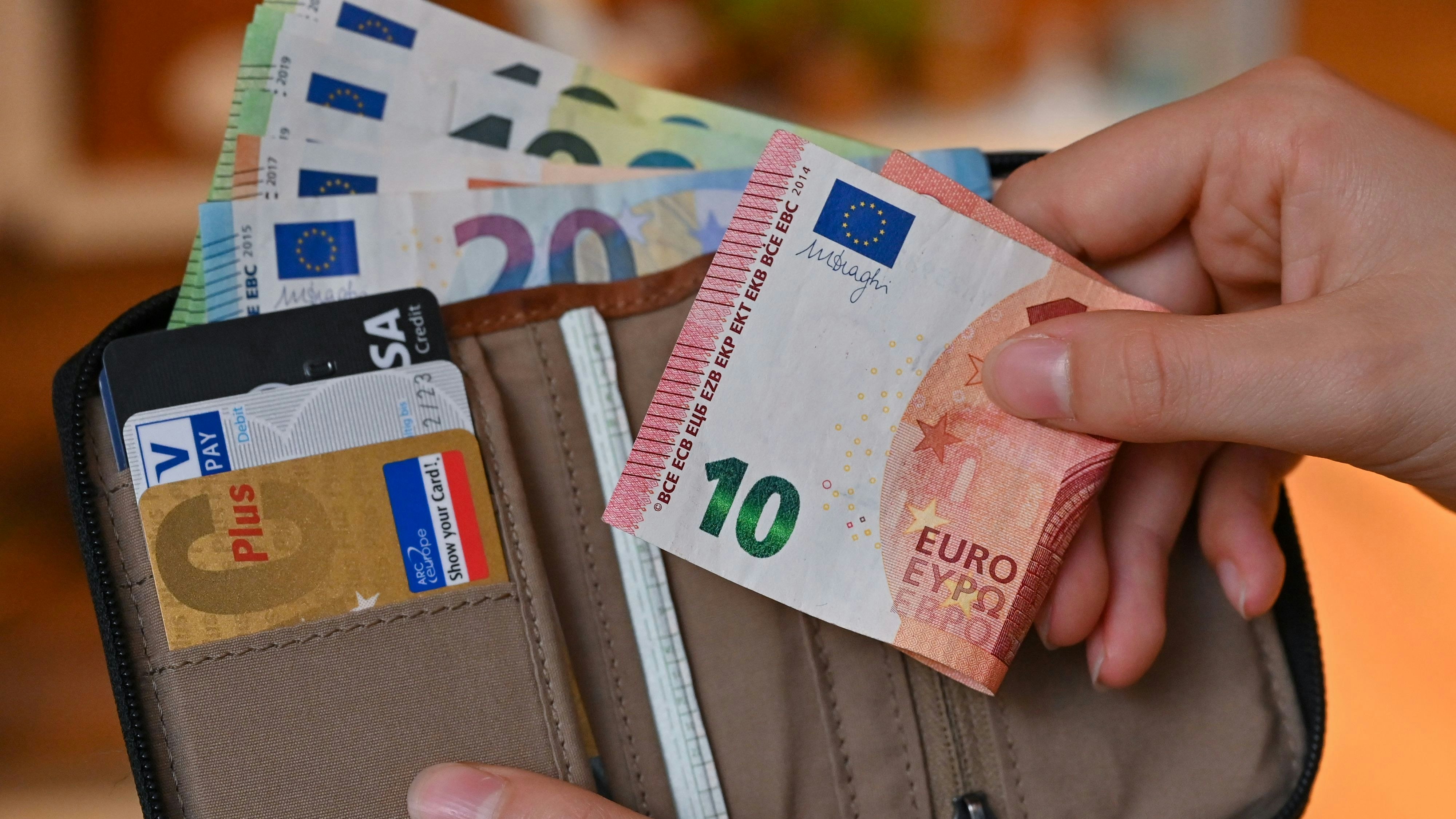 Download von www.picturedesk.com am 11.11.2021 (09:47).  PRODUCTION - 05 October 2021, Brandenburg, Sieversdorf: ILLUSTRATION: Many euro banknotes are in a wallet (posed shot). On 07.10.2021 the Allianz wealth study: "Allianz Global Wealth Report 2021" is presented. Photo: Patrick Pleul/dpa-Zentralbild/dpa - 20211005_PD13383 - Rechteinfo: Rights Managed (RM)