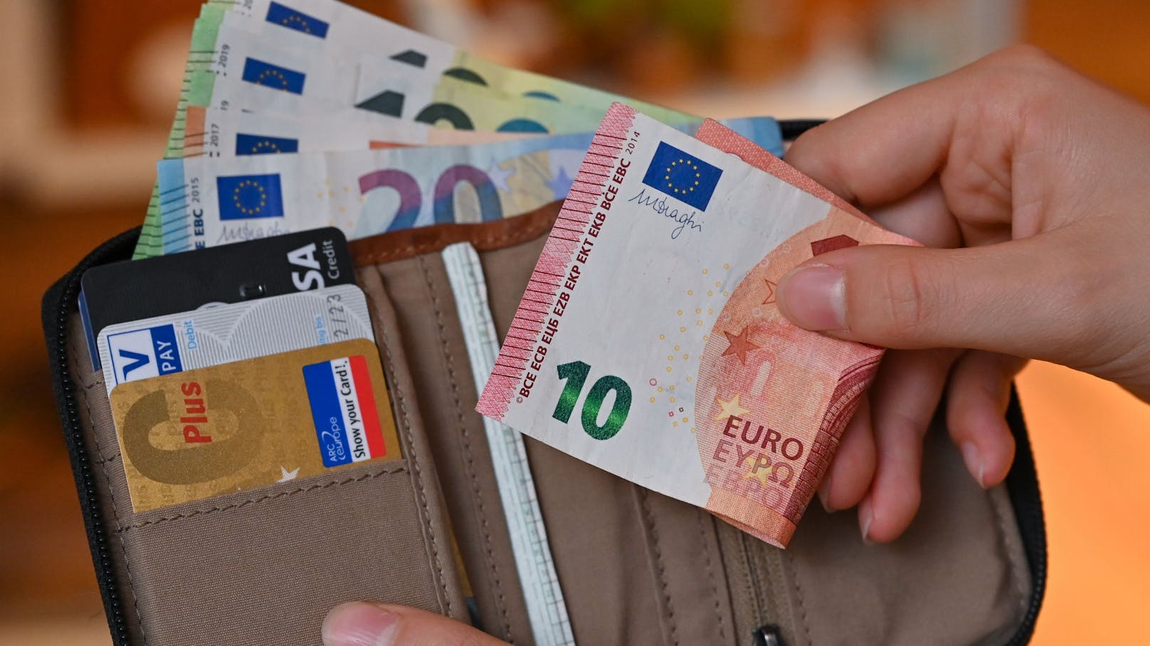 Nun ist auch der Euro auf dem niedrigsten Wert seit eineinhalb Jahren. (Symbolbild)