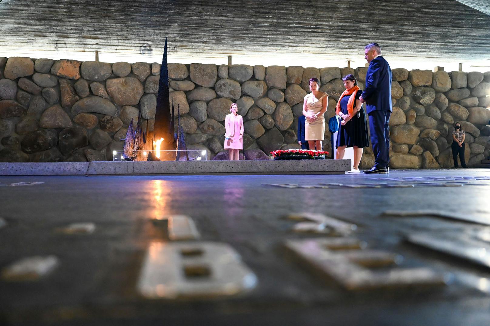 Gemeinsam mit der österreichischen Botschafterin in Israel, Hannah Liko, und der Direktorin des Mauthausen Memorial, Barbara Glück wurde ein Kranz niedergelegt.
