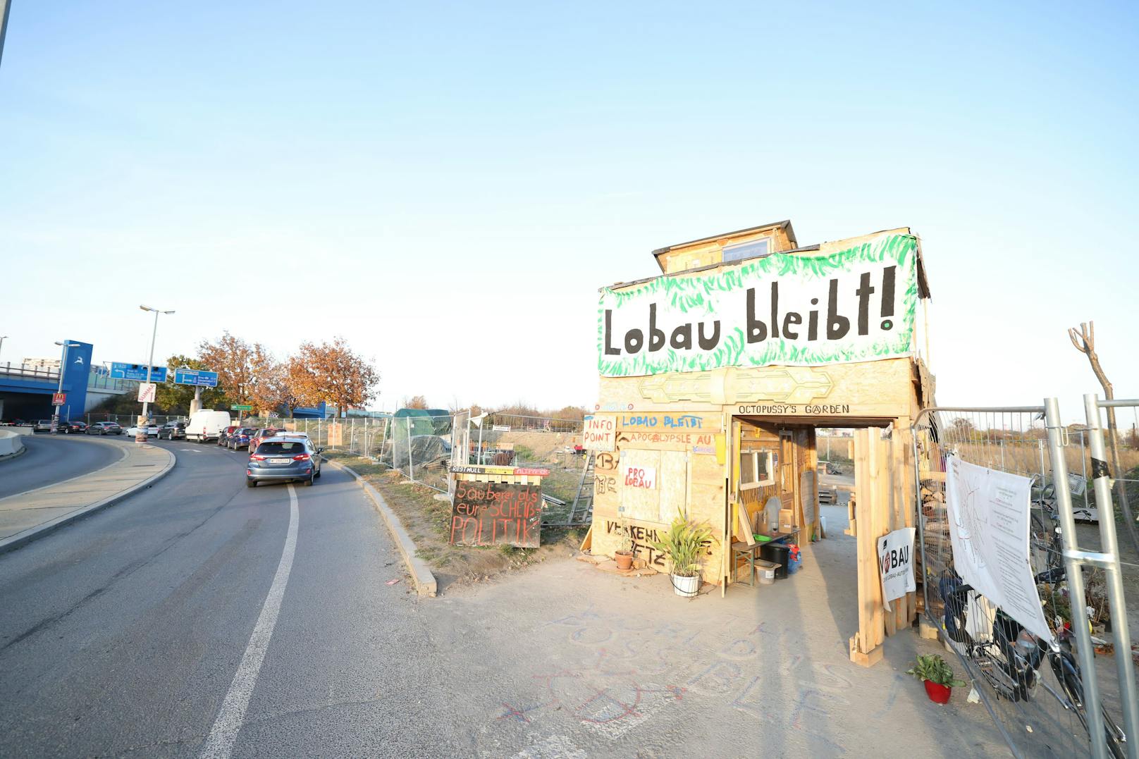 Nach wie vor behindern rund 70 Aktivisten so die Verbauung der Lobau.