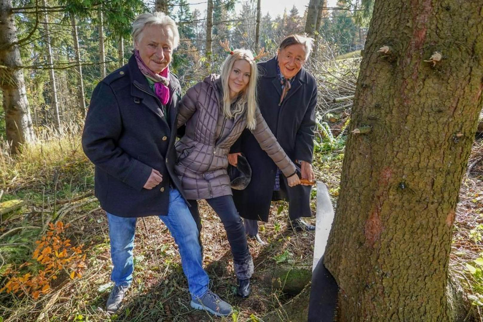 Landwirt Franz Brandl mit Simone Reiländer und Richard Lugner beim ausgewählten Baum.