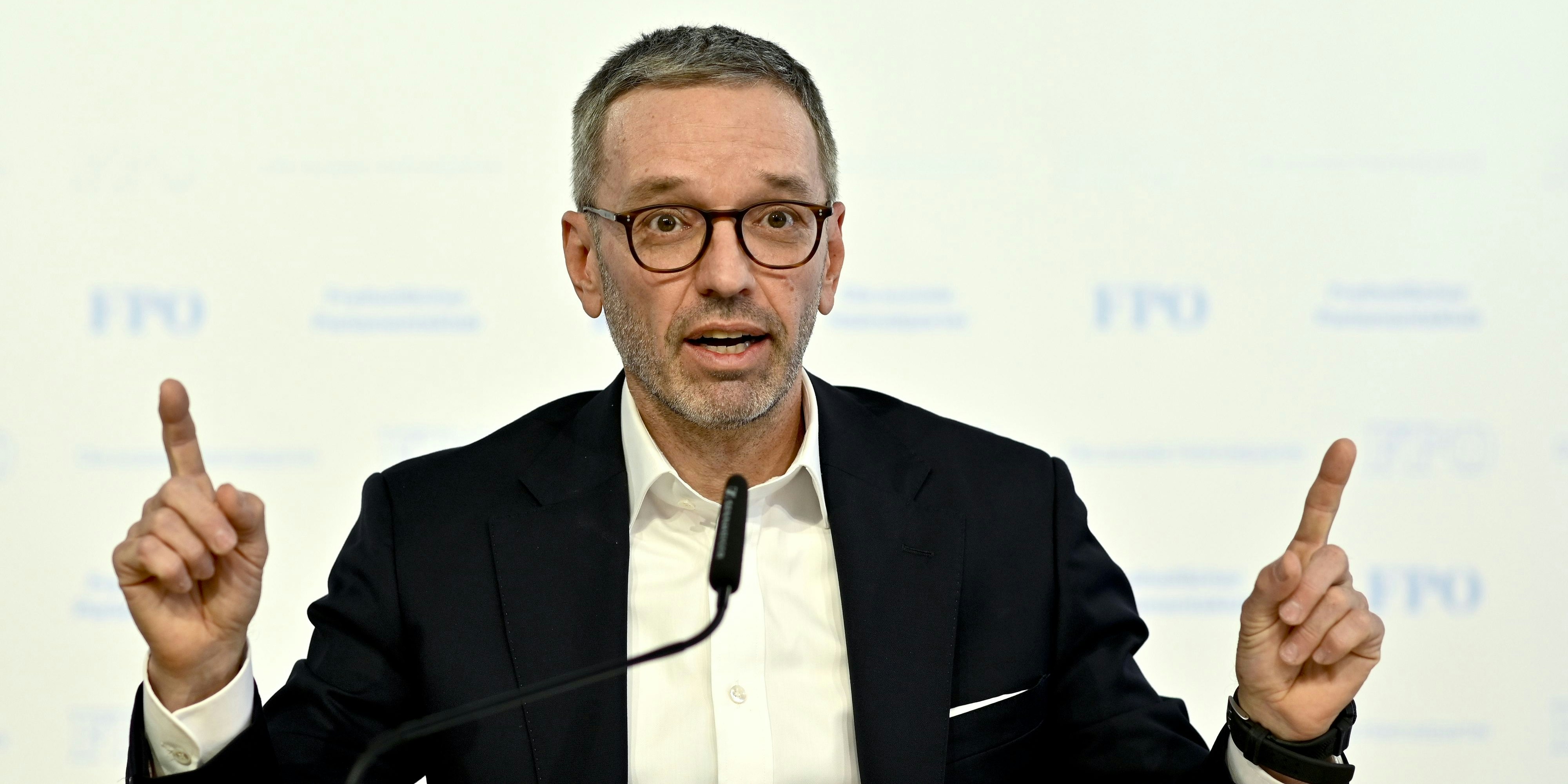 Download von www.picturedesk.com am 11.11.2021 (10:59).  ABD0007_20211025 - WIEN - ÖSTERREICH: Corona: FPÖ-Bundesparteiobmann Herbert Kickl am Montag, 25. Oktober 2021, im Rahmen der Pressekonferenz "Aktuelle Fragen zum türkis-grünen Coronawahnsinn" in Wien. - FOTO: APA/HERBERT NEUBAUER - 20211025_PD1415 - Rechteinfo: Rights Managed (RM)