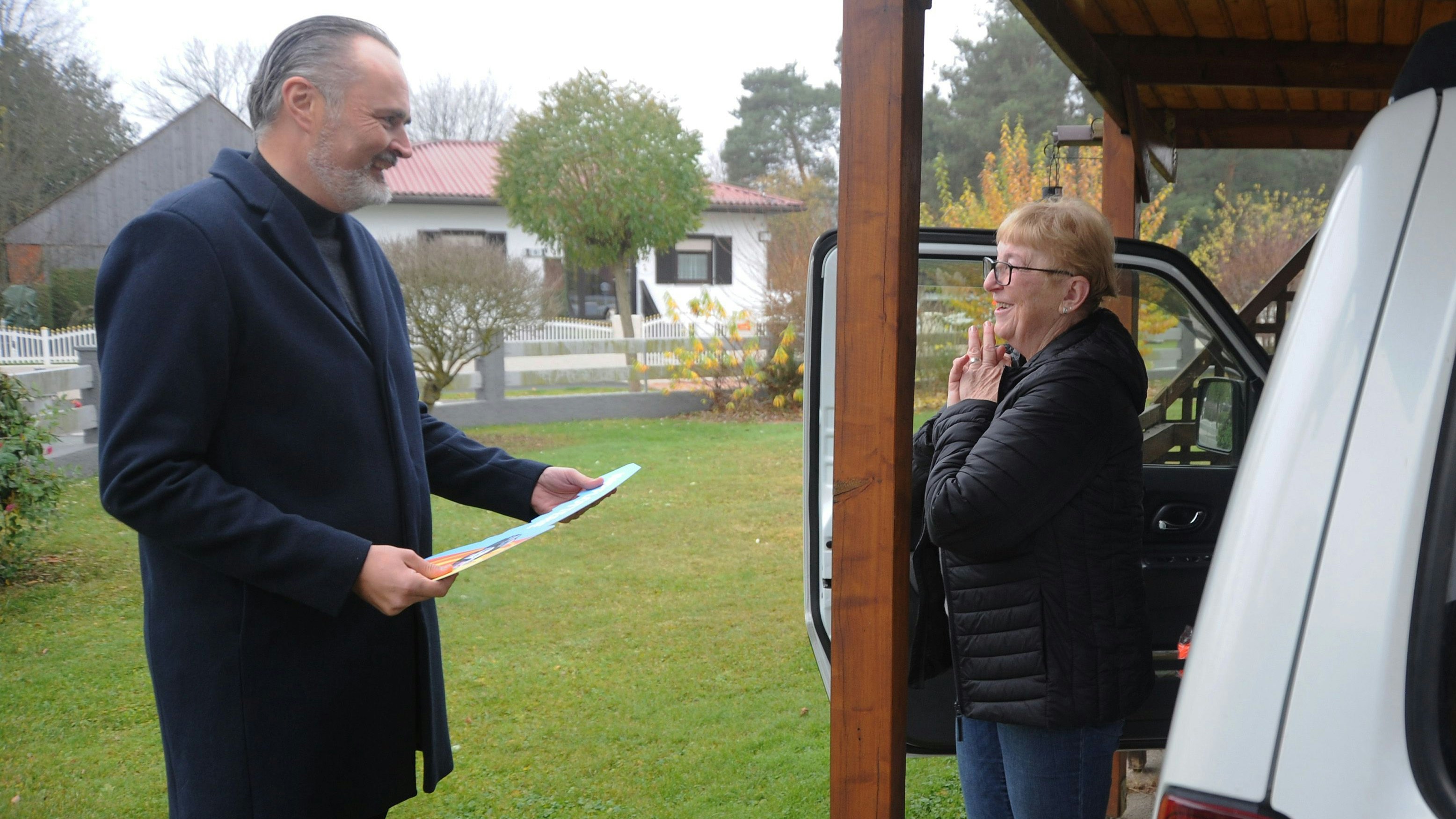 Burgenlands Landeshauptmann verschenkte am Landesfeiertag symbolisch den Schlüssel für ein Auto.