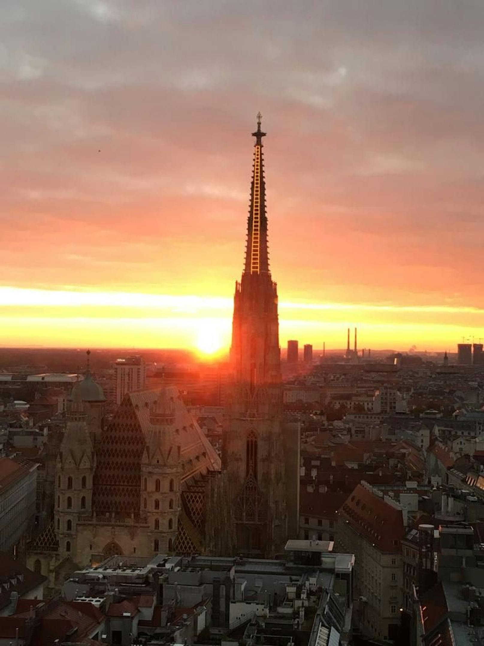 Atemberaubender Sonnenaufgang in der Wiener City