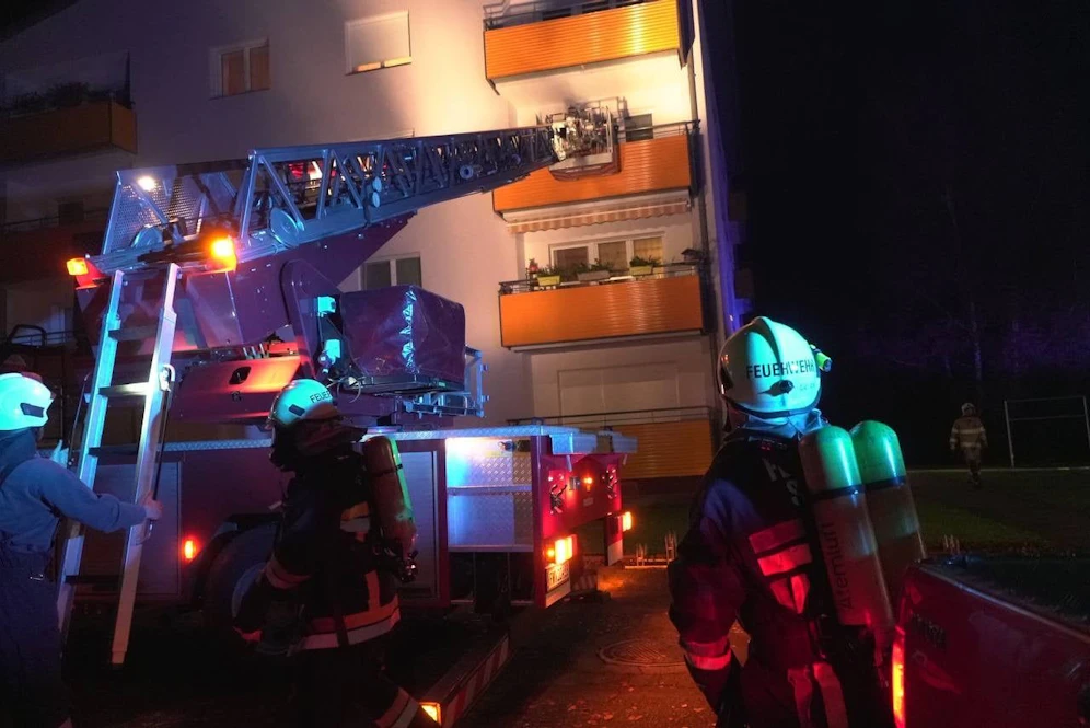 Die Feuerwehr kam mit der Drehleiter.