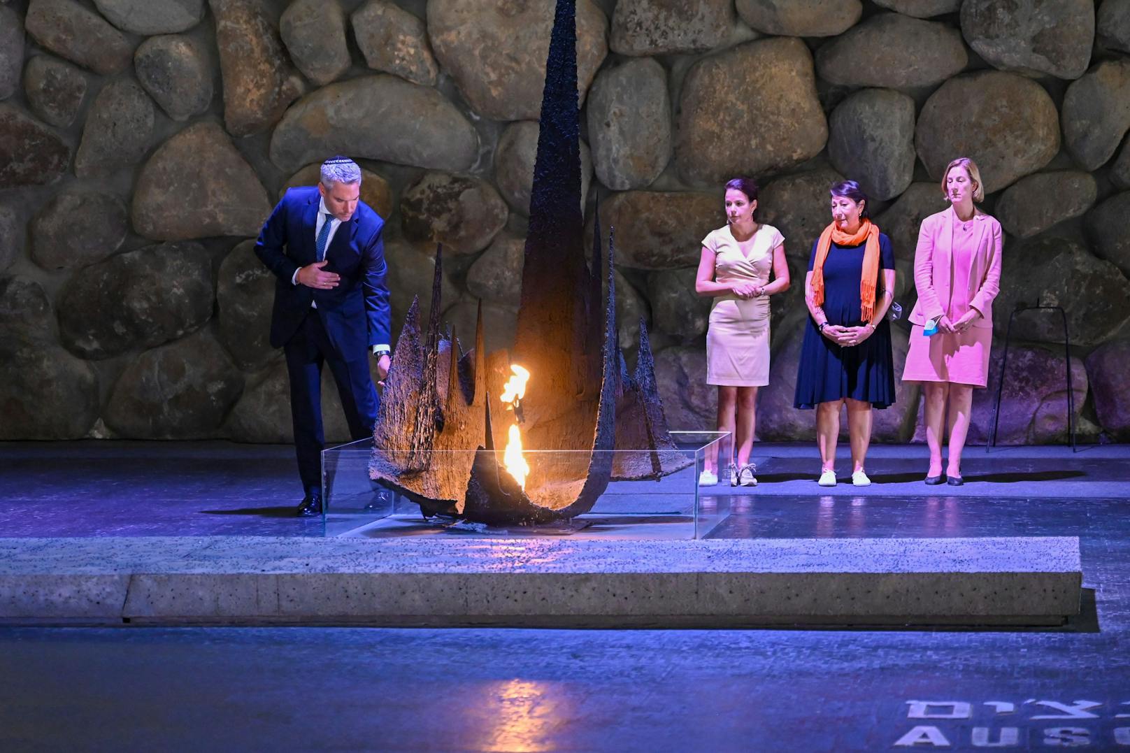 Die Gedenkstätte Yad Vashem hat eine besondere Bedeutung für mich, sie gibt den Opfern wieder ein Stück ihrer Identität zurück", sagte Nehammer.