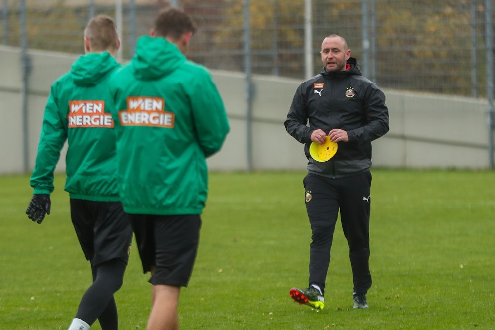 Steffen Hofmann dirigiert die Rapid-Spieler nach der Entlassung von Cheftrainer Didi Kühbauer.