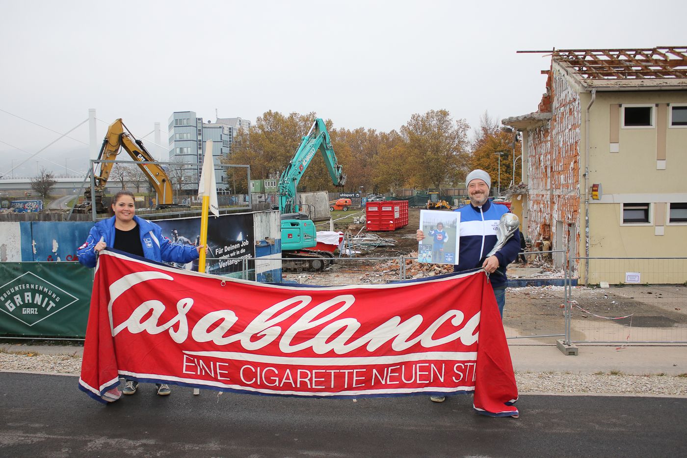 Diese Dinge ergatterten Fans aus dem alten Stadion von Blau Weiß Linz.