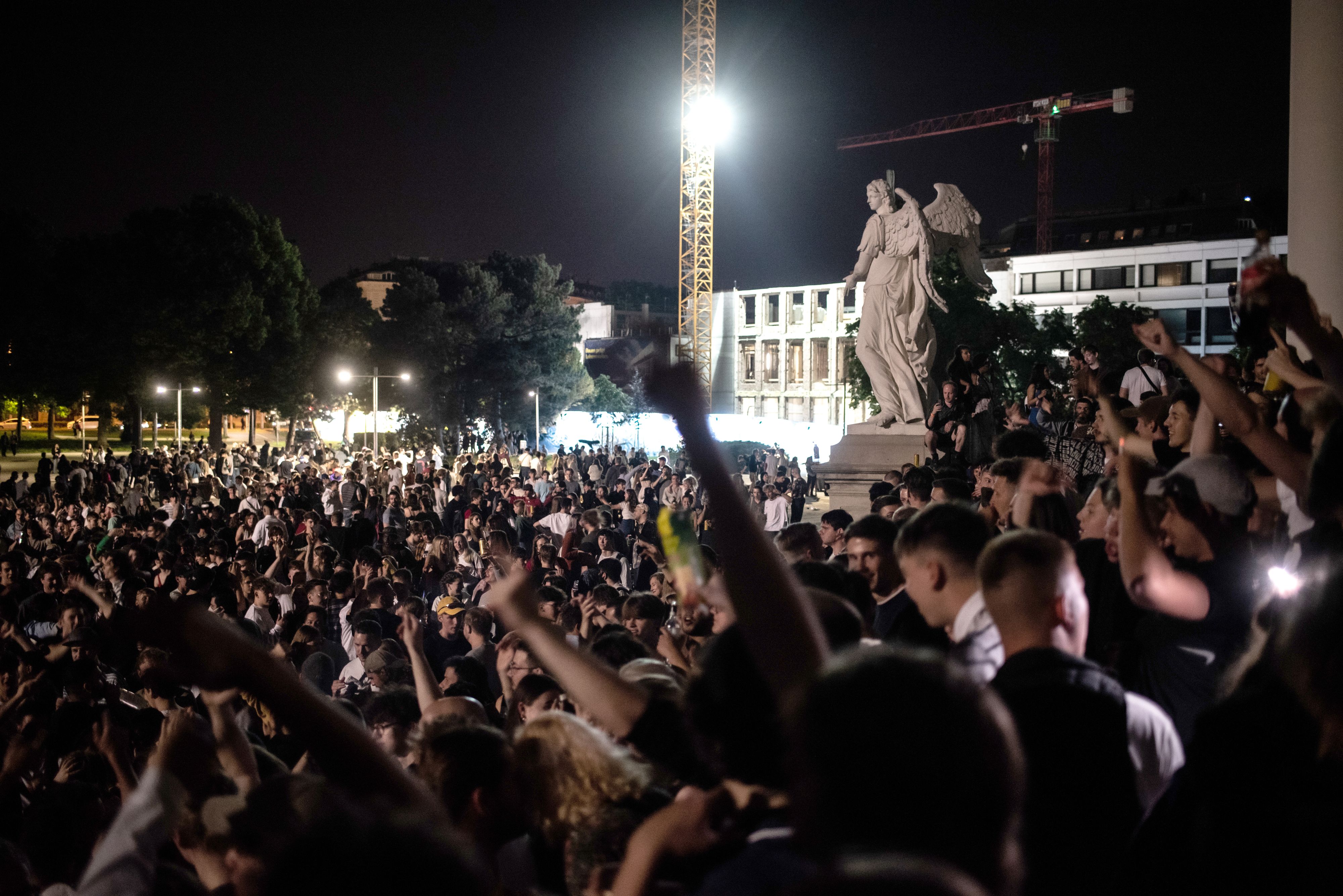 Jugendliche am Karlsplatz in Wien in der Nacht auf Samstag, 5. Juni 2021. Im Rahmen von Feiern kam es zu Ausschreitungen im Wiener Resselpar