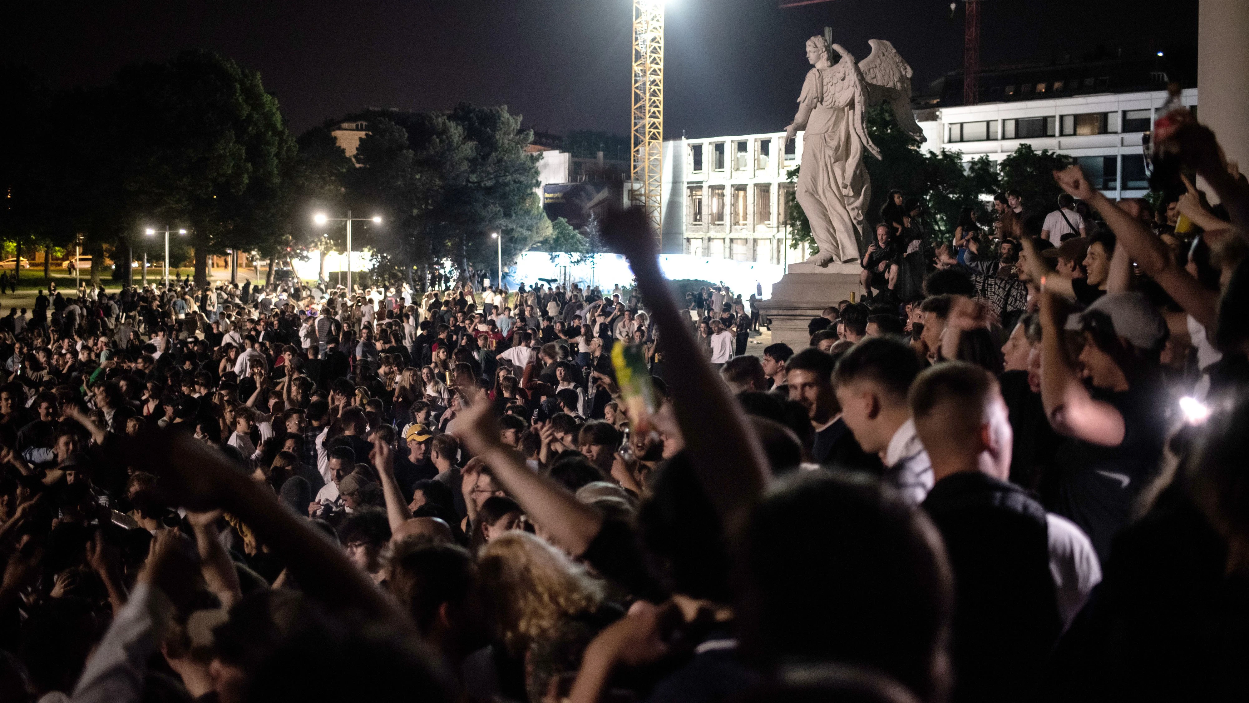 Jugendliche am Karlsplatz in Wien in der Nacht auf Samstag, 5. Juni 2021. Im Rahmen von Feiern kam es zu Ausschreitungen im Wiener Resselpar