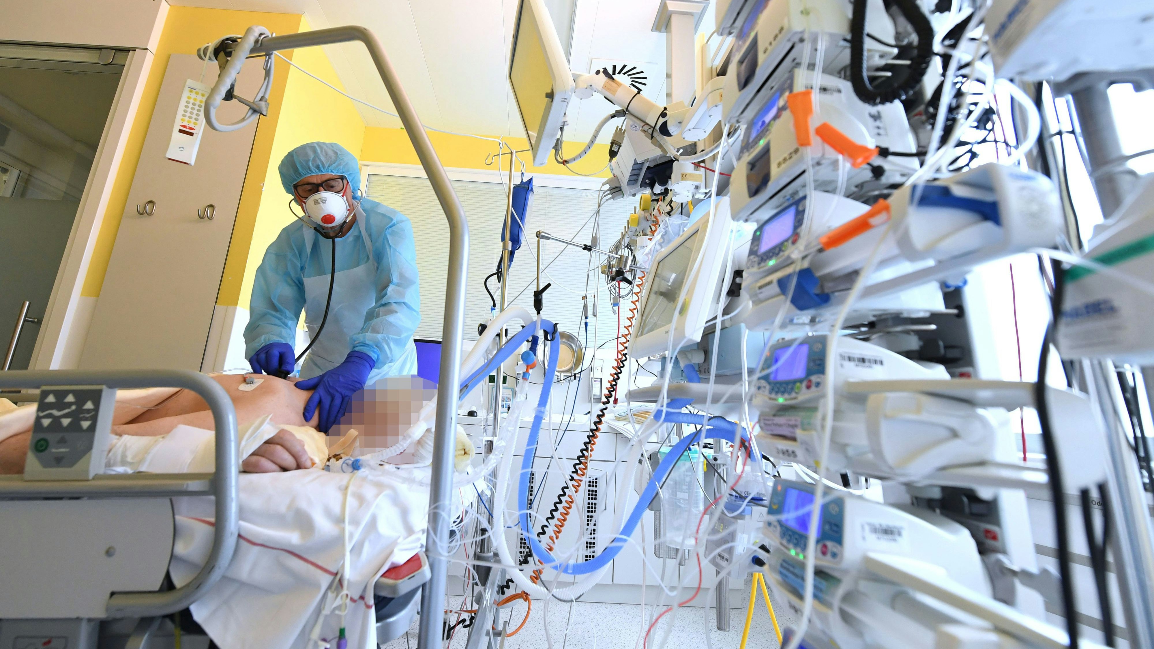 Download von www.picturedesk.com am 11.11.2021 (14:40).  ABD0077_20210412 - TULLN - ÖSTERREICH: ++ THEMENBILD ++ ZU APA0223 VOM 12.4.2021 - Illustration zum Thema Corona: Intensivstation / Covid-Station / Intensivbetten. Im Bild: Ein Patient auf der Intensivstation des Universitätsklinikums Tulln aufgenommen am Montag, 12. April 2021. - FOTO: APA/HELMUT FOHRINGER - 20210412_PD2704 - Rechteinfo: Rights Managed (RM)