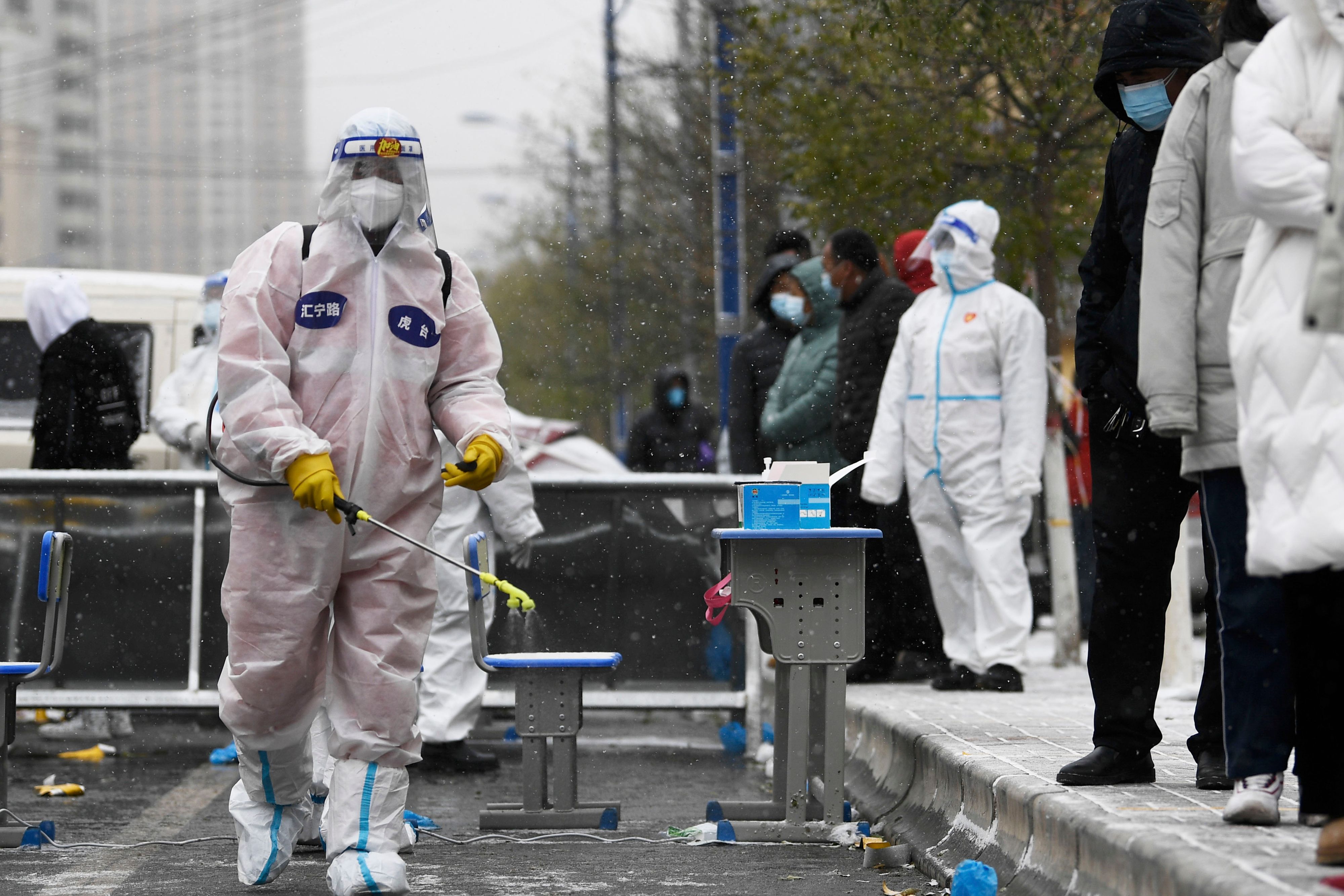 Download von www.picturedesk.com am 11.11.2021 (12:39).  (211106) -- XINING, Nov. 6, 2021 (Xinhua) -- A medical worker disinfects a COVID-19 testing site in Xining, northwest China's Qinghai Province, Nov. 6, 2021. Xining has set up 484 testing sites in downtown districts for massive COVID-19 nucleic acid testing. (Xinhua/Zhang Long).Xinhua News Agency / eyevine :...http://. - 20211106_PD18443 - Rechteinfo: Rights Managed (RM)
