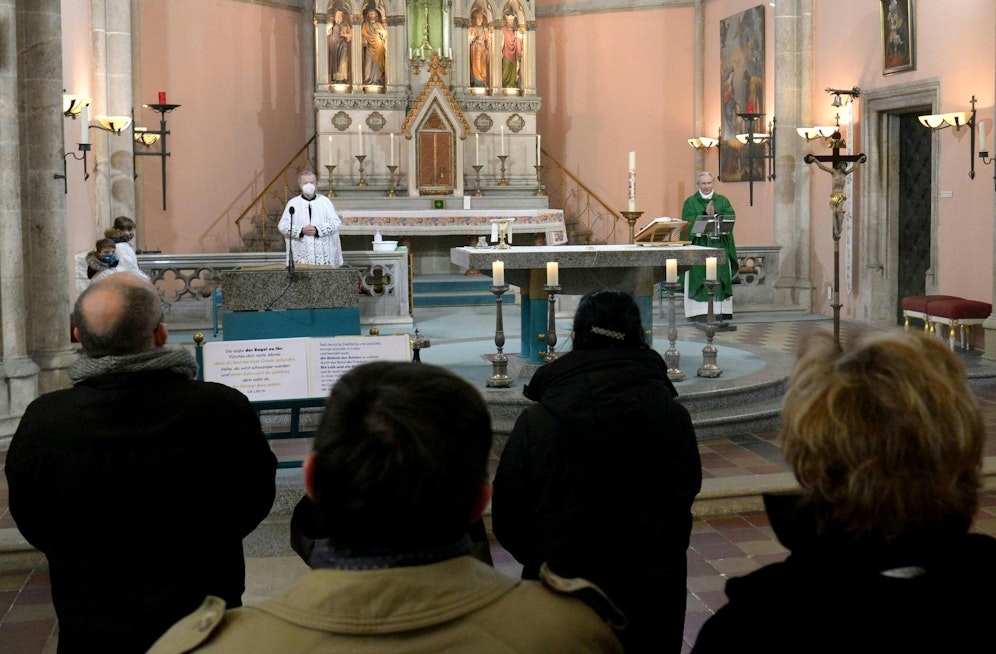 Corona-Schutzmaßnahmen gelten auch in der Kirche. (Symbolbild)