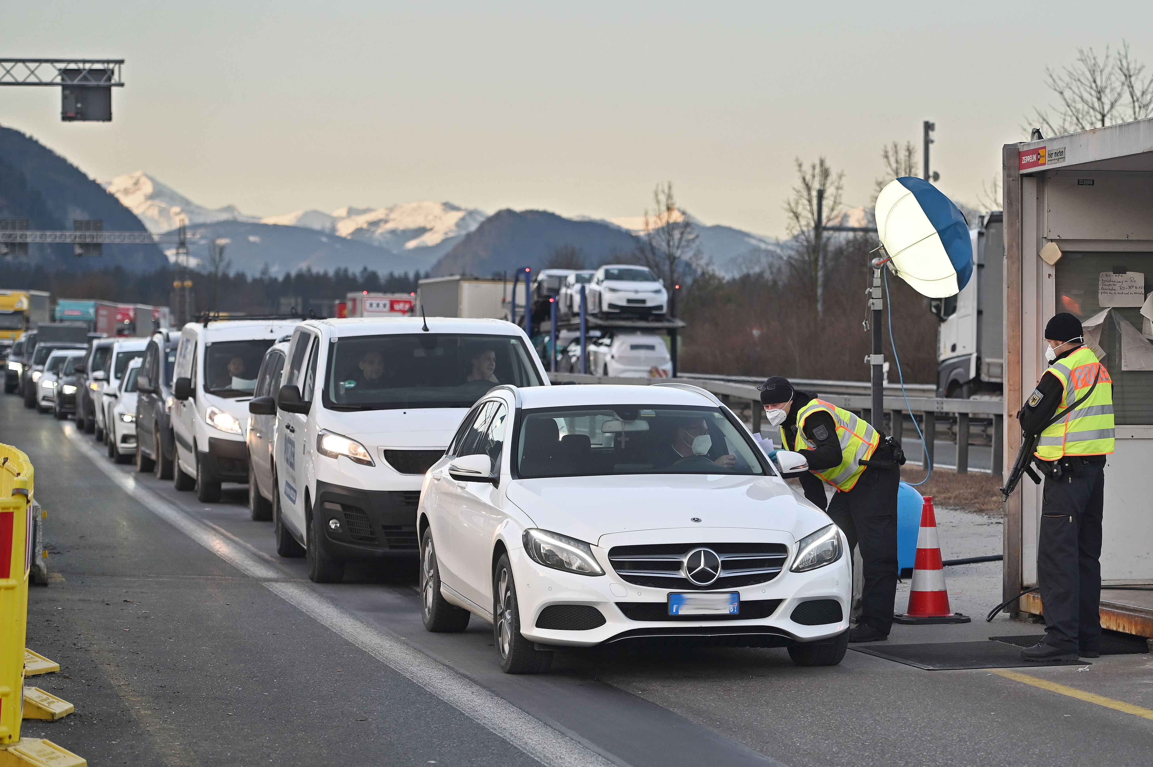 Download von www.picturedesk.com am 11.11.2021 (09:28).  Border controls at the Austrian-German border, border crossing Kiefersfelden Border policemen check motorists when they enter Tyrol / Austria after Bavaria / Germany. | usage worldwide - 20210223_PD12860 - Rechteinfo: Rights Managed (RM)