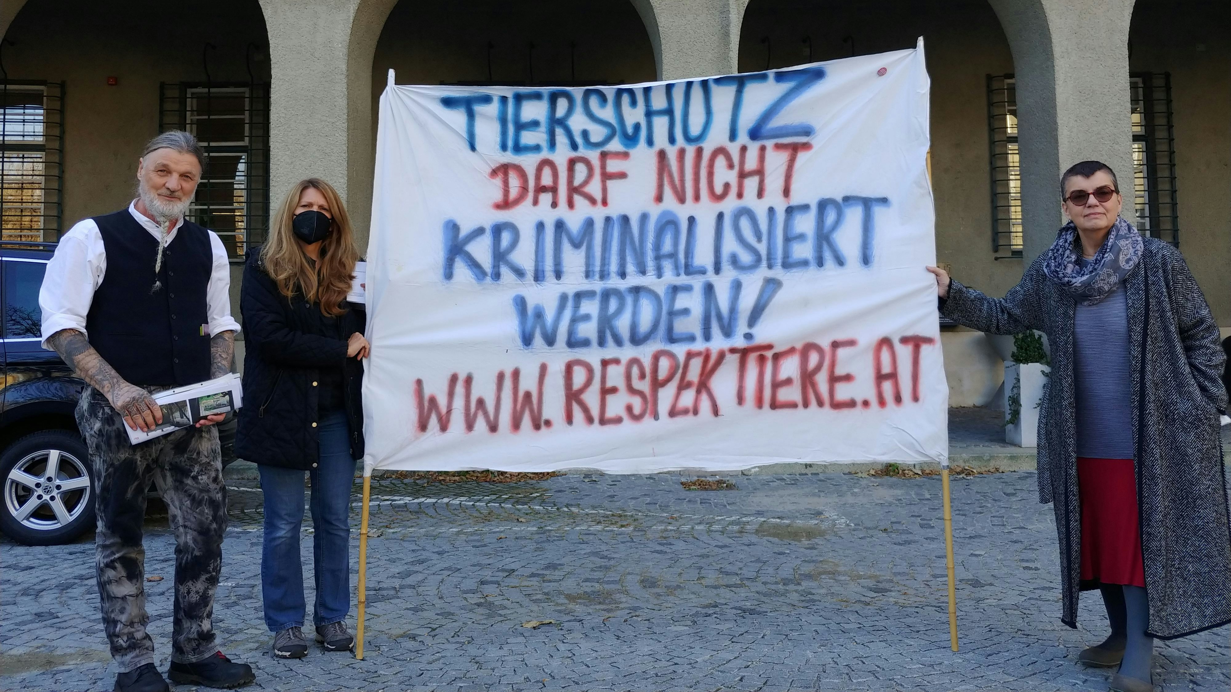 Der Angeklagten Thomas Putzgruber (Obmann des Vereins RespekTiere) mit Tierschutz Austria Obfrau Madeleine Petrovic .