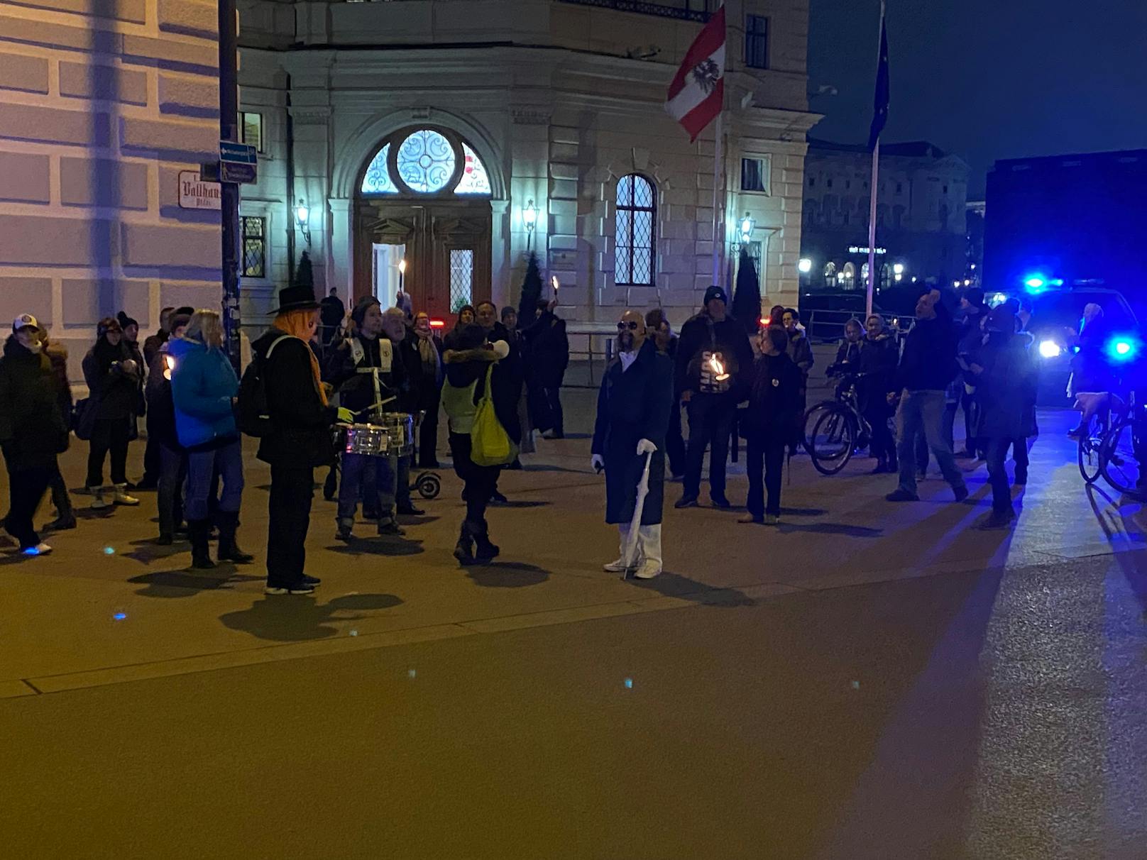 Etwas über 30 Personen trafen gegen 18 Uhr am Ballhausplatz ein.