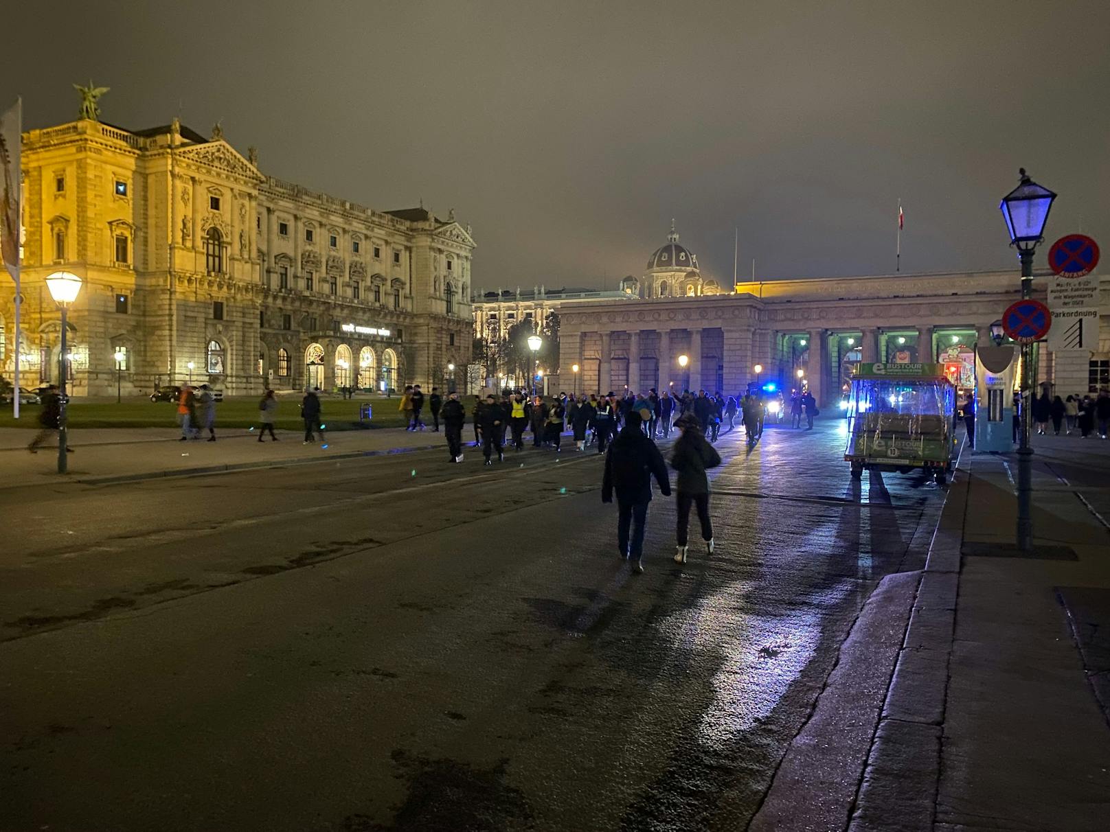 Etwas über 30 Personen trafen gegen 18 Uhr am Ballhausplatz ein.