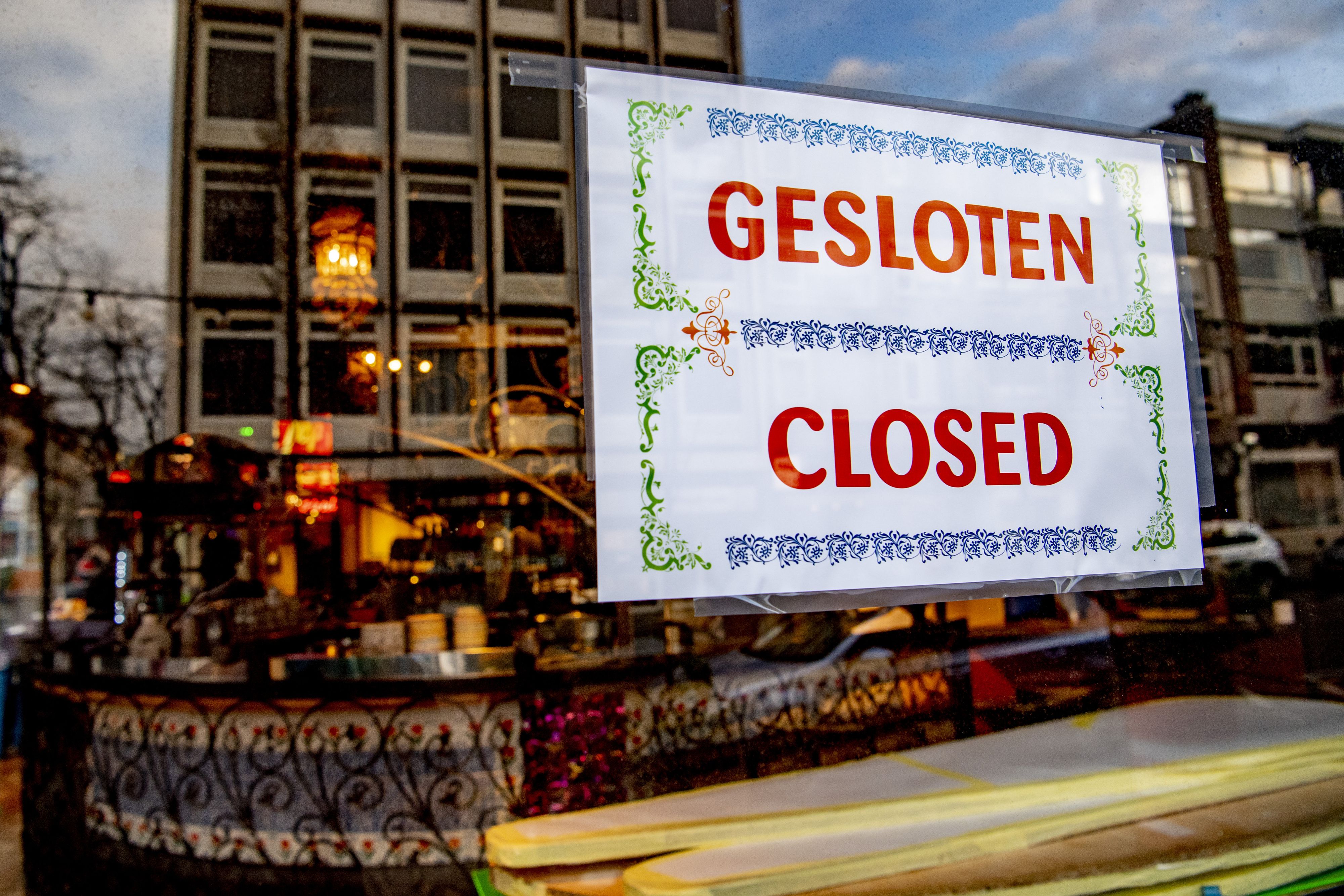 Ab Samstag müssen&nbsp;Restaurants, Bars und nicht lebensnotwendige Geschäfte in den Niederlanden wieder um 19 Uhr schließen.