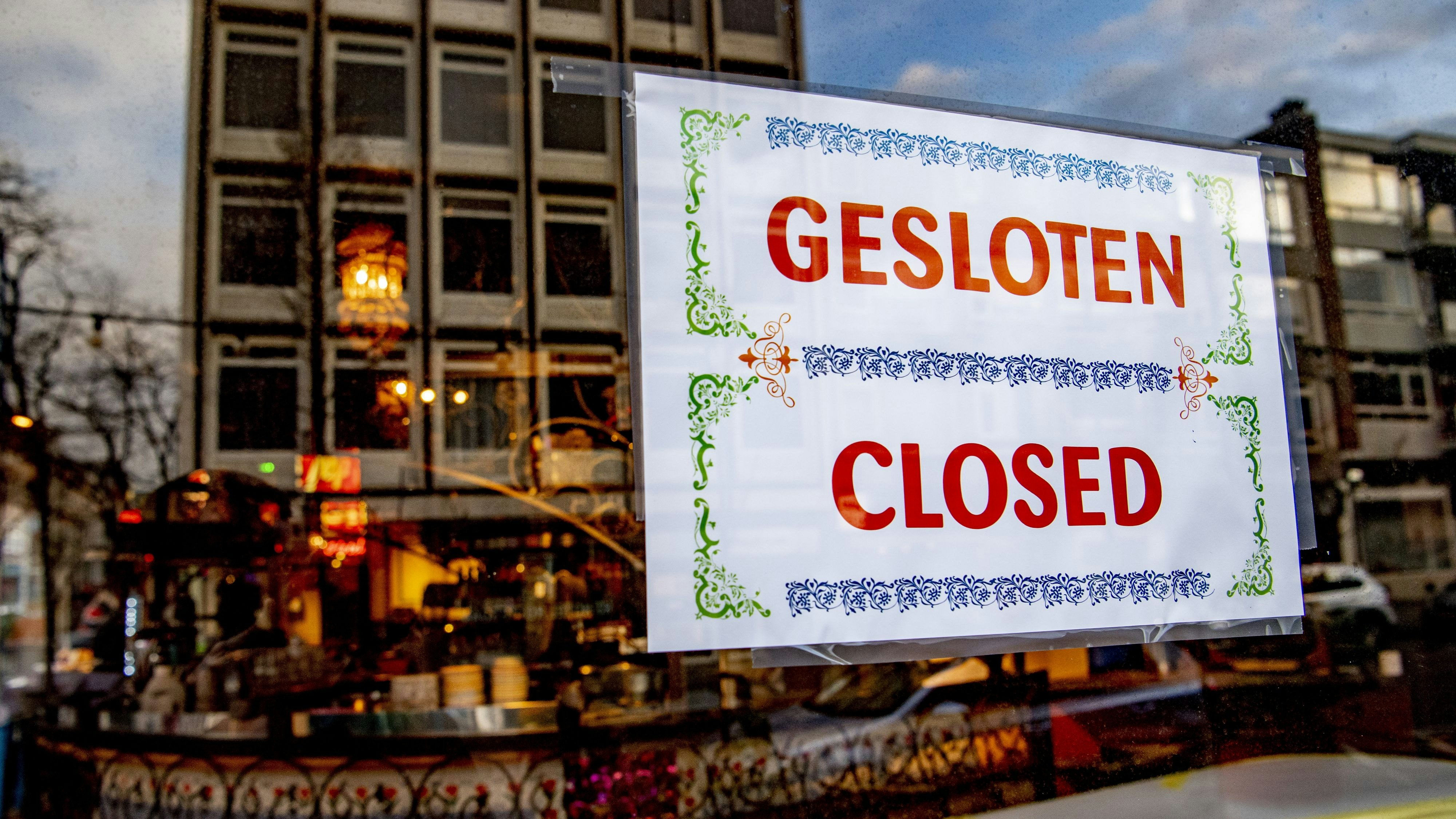 Download von www.picturedesk.com am 12.11.2021 (08:48).  ACT action_31477399 -- ROTTERDAM - catering netherlands closed catering action empty closed catering terraces bar cafe restaurants closed during the lockdown. For example, food and beverage outlets will close again for the time being. Pasted for Rent soon as a protest against the closure of the catering industry due to Corona. catering brokerage catering; owner; restaurant; retaurants; corona crisis; coronavirus; closed; protest; demonstration; protest action; 2020; catering association; staff; collaborator; catering staff; cabinet; protest manifestation ROBIN UTRECHT. - 20201229_PD8092 - Rechteinfo: Rights Managed (RM)