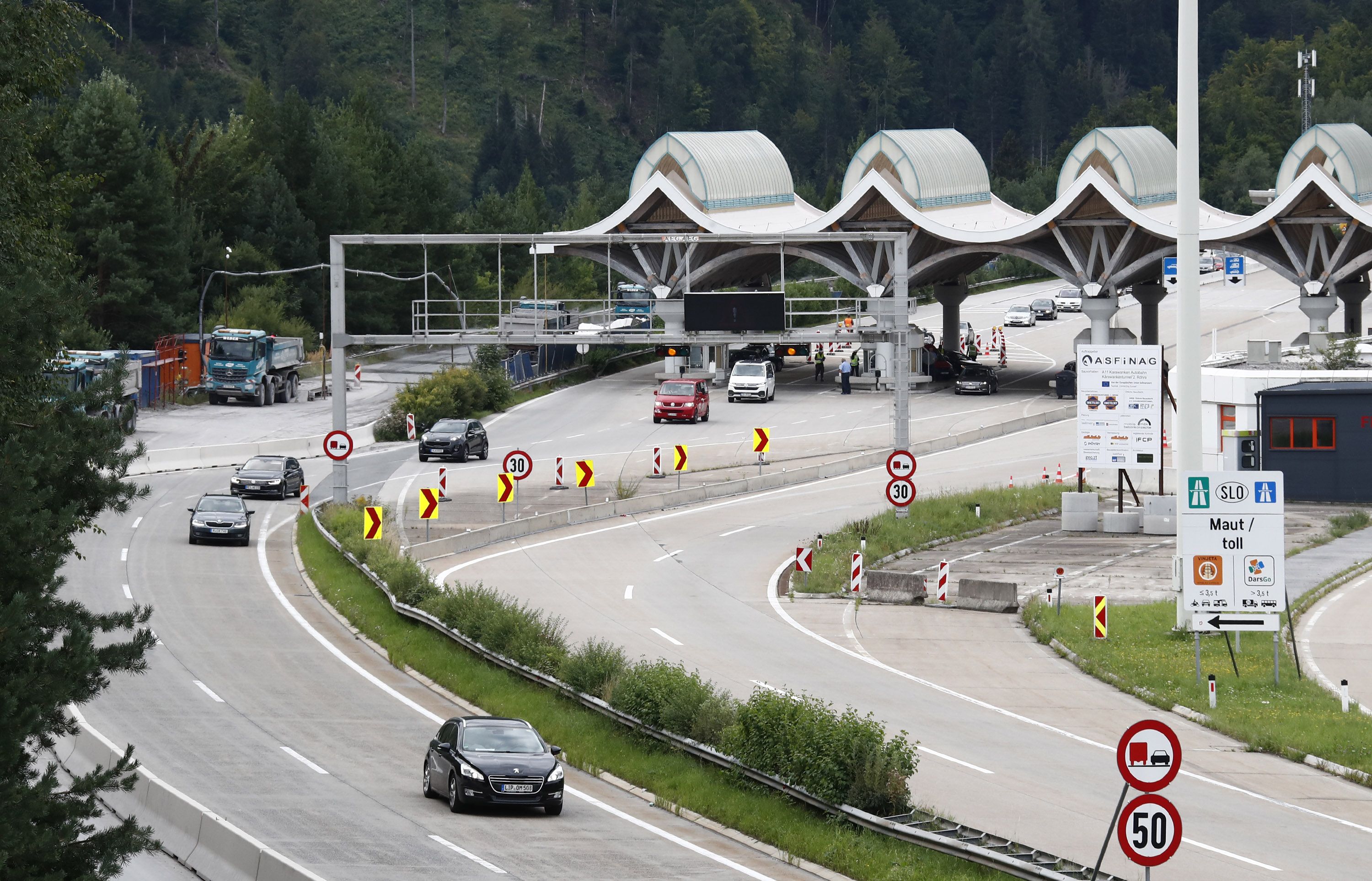 Download von www.picturedesk.com am 12.11.2021 (11:43).  ABD0055_20200823 - KLAGENFURT - ÖSTERREICH: ZU APA0046 VOM 23.8.2020 - Kontrollen an der Grenze zwischen Slowenien und Österreich beim Karawankentunnel am Sonntag, 23. August 2020. Die seit Samstag geltende Verordnung zu den Grenzkontrollen bei der Einreise nach Österreich hat in der Nacht auf Sonntag für lange Staus gesorgt. - FOTO: APA/GERD EGGENBERGER - 20200823_PD1264 - Rechteinfo: Rights Managed (RM)