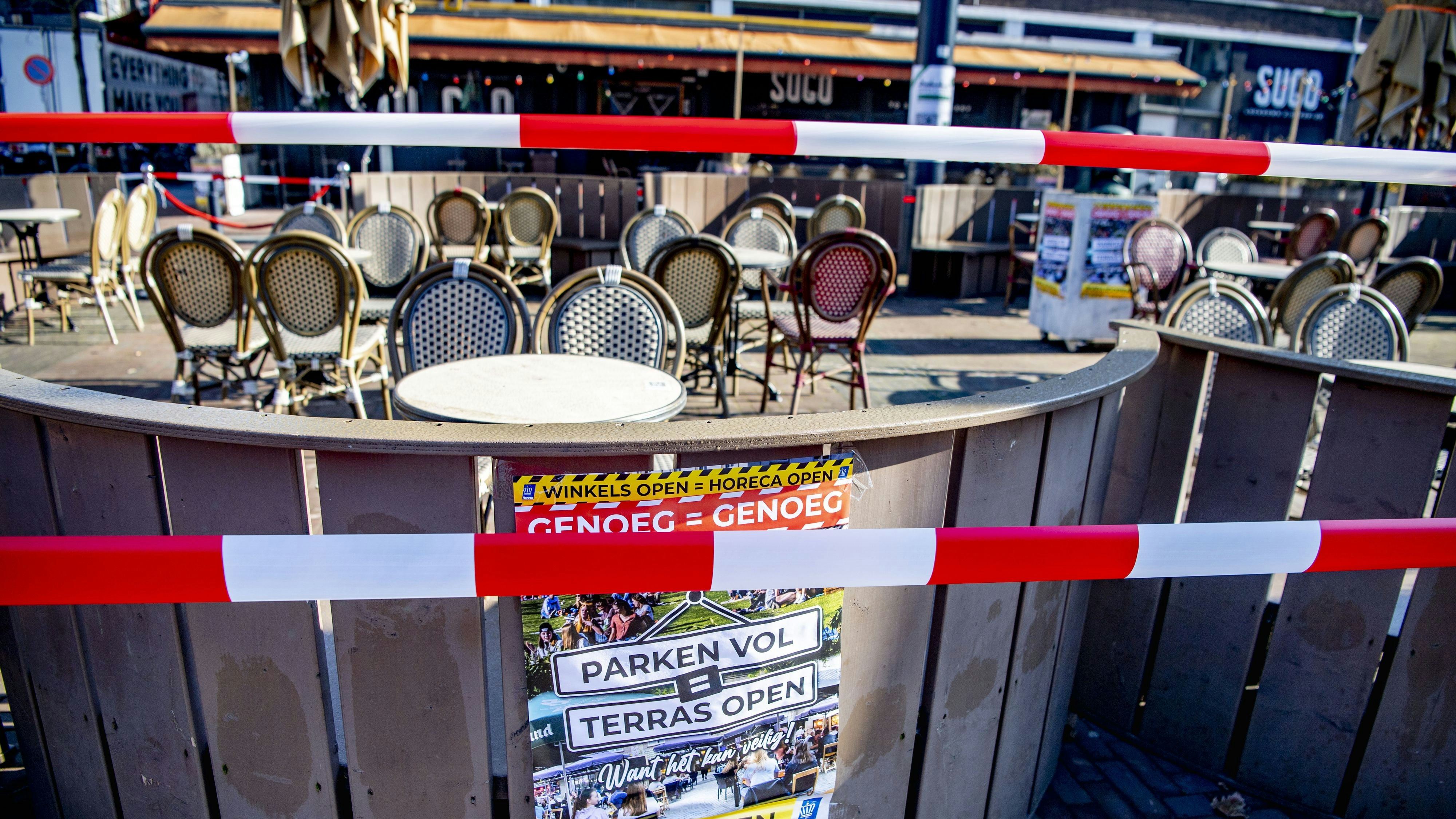 Download von www.picturedesk.com am 12.11.2021 (08:42).  ACT action_31615610 -- ROTTERDAM - Dutch catering industry is campaigning for the opening of the terraces after enormous crowds in parks and other public spaces in recent weeks. The terraces are set up. But for the time being, the tap is still closed. Above all, the hospitality industry wants to make a very clear statement to the government: please let us open. netherlands ROBIN UTRECHT - 20210302_PD2481 - Rechteinfo: Rights Managed (RM)