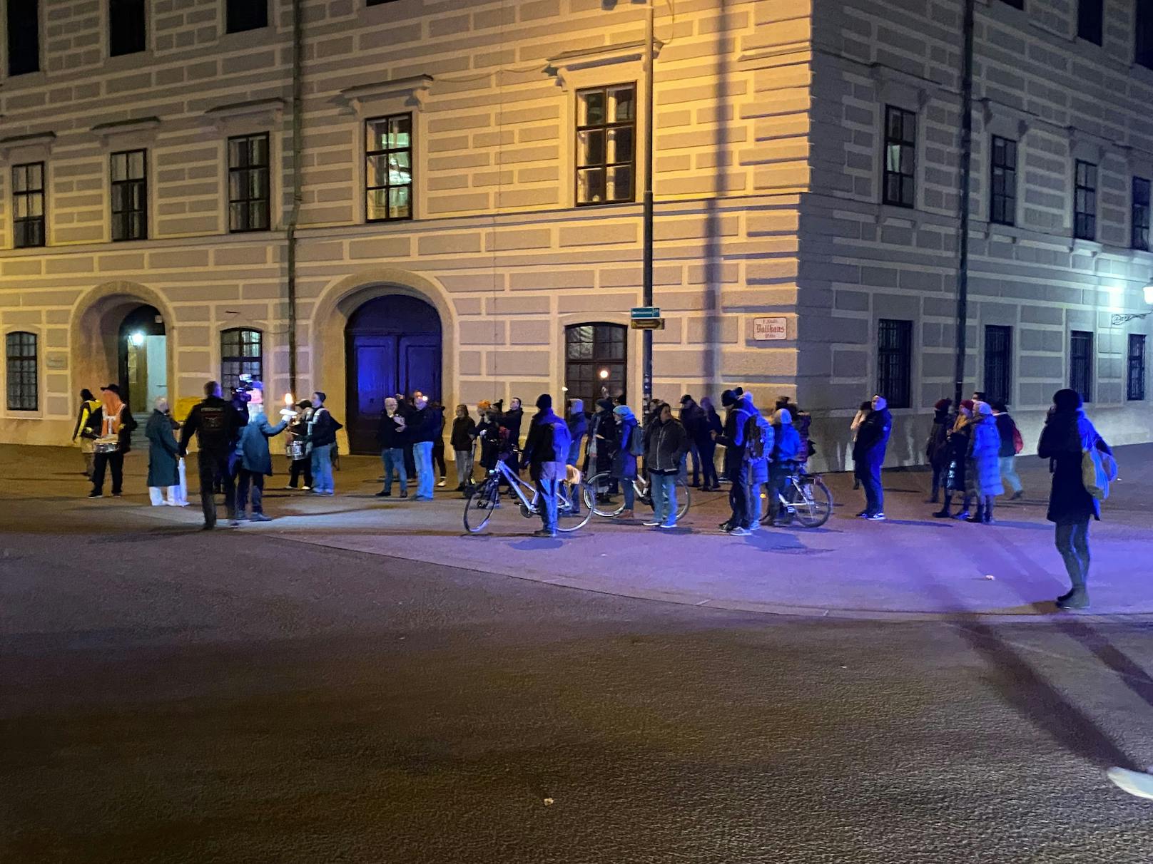 Etwas über 30 Personen trafen gegen 18 Uhr am Ballhausplatz ein.