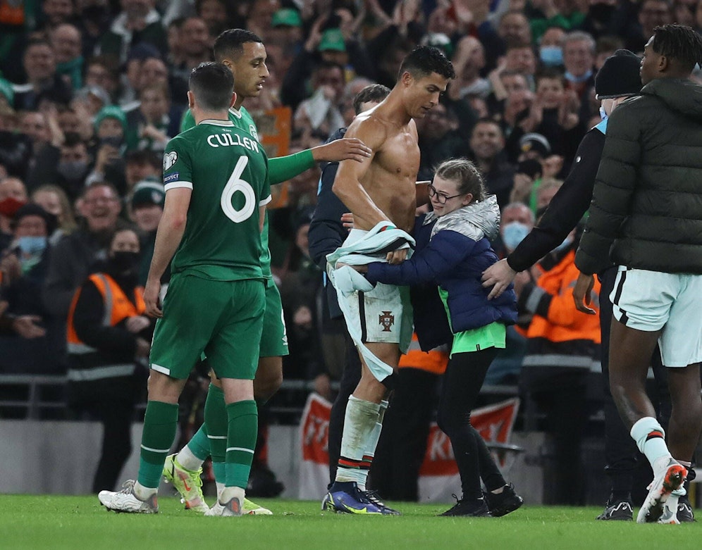 Cristiano Ronaldo schenkte einem Mädchen sein Trikot. 